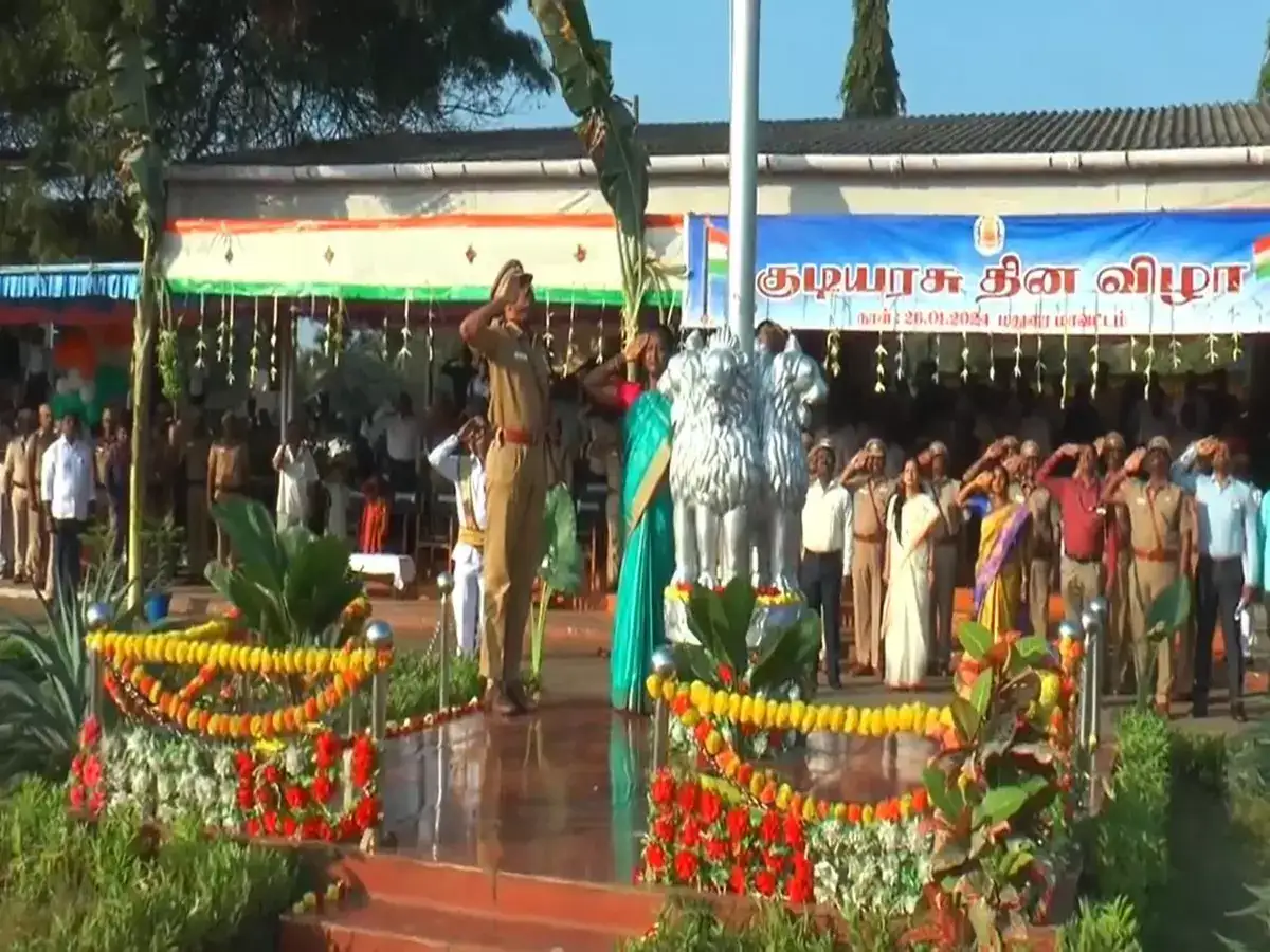 மதுரை ஆயுதப்படை மைதானத்தில் குடியரசு தின விழா கொண்டாட்டம்! தேசியக் கொடியேற்றி மாவட்ட ஆட்சியர் மரியாதை! 