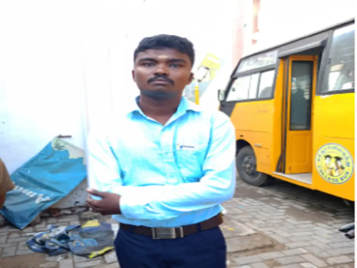 கேட்ட கேள்விக்கு பதில் சொல்ல முடியாதா....கரூரில் கல்லூரி வேனில் கழுத்தை அறுத்த மாணவன்! 