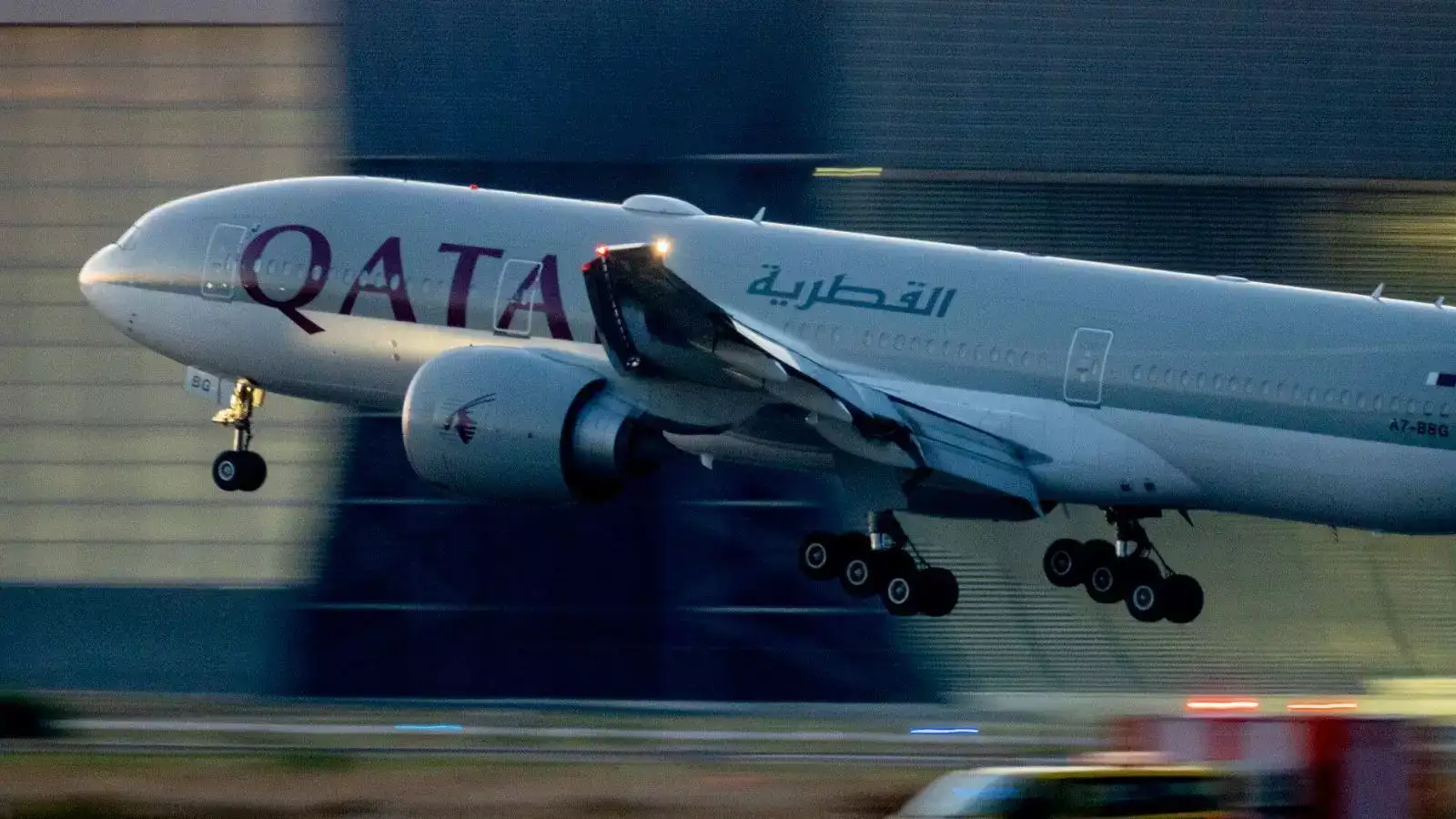 Qatar Airways Vegetarian Meal,कतर एयरवेज में बुजुर्ग शाकाहारी यात्री को परोसा गया नॉनवेज, खाने के बाद दम घुटकर मौत, बेटे ने ठोका मुकदमा - vegetarian passenger choked ...