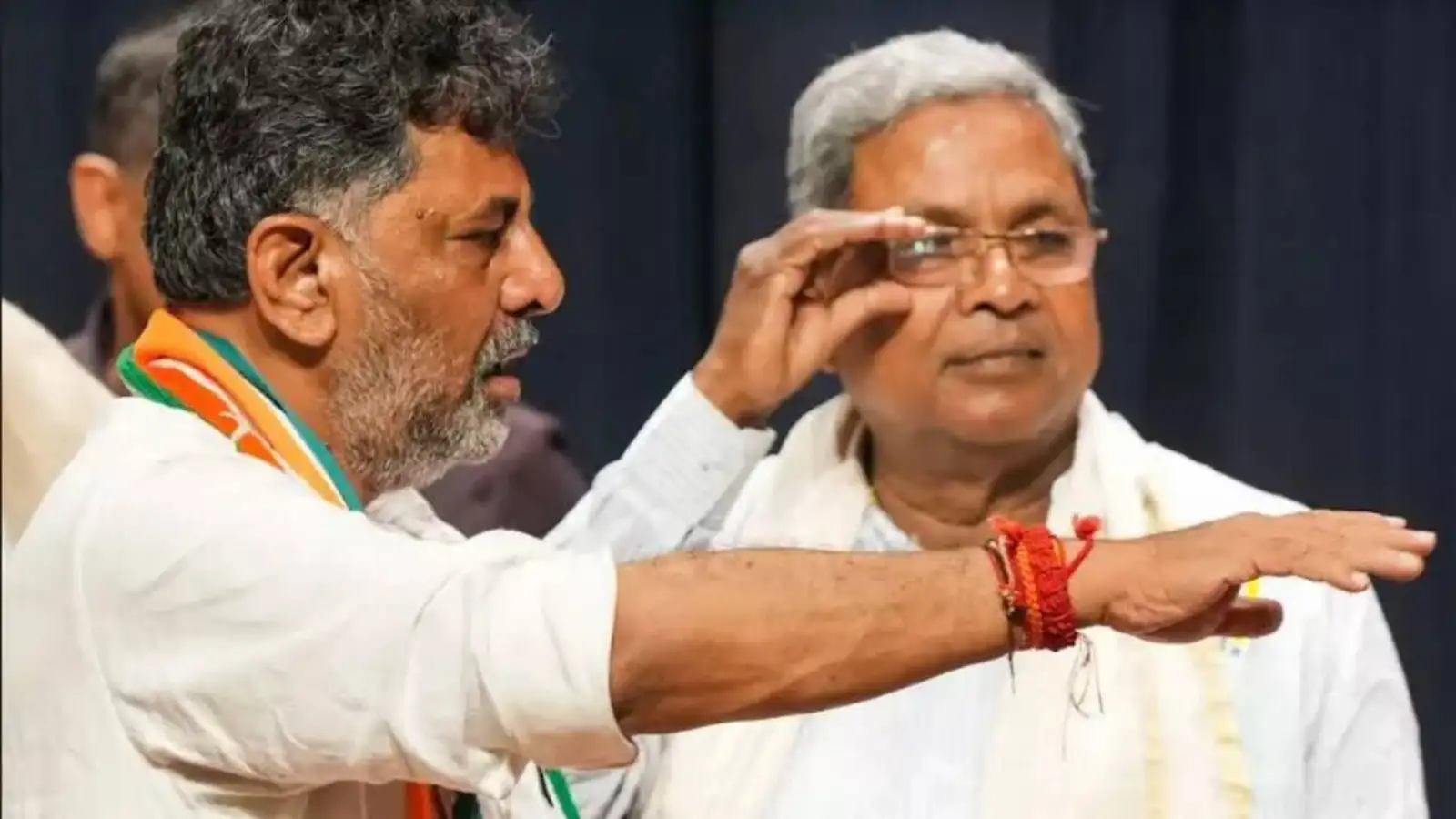 கர்நாடகா காங்கிரசில் விரிசல்? சிவக்குமார் தரப்பு எம்.எல்.ஏ.க்கள் டெல்லிக்கு திடீர் விசிட்! 