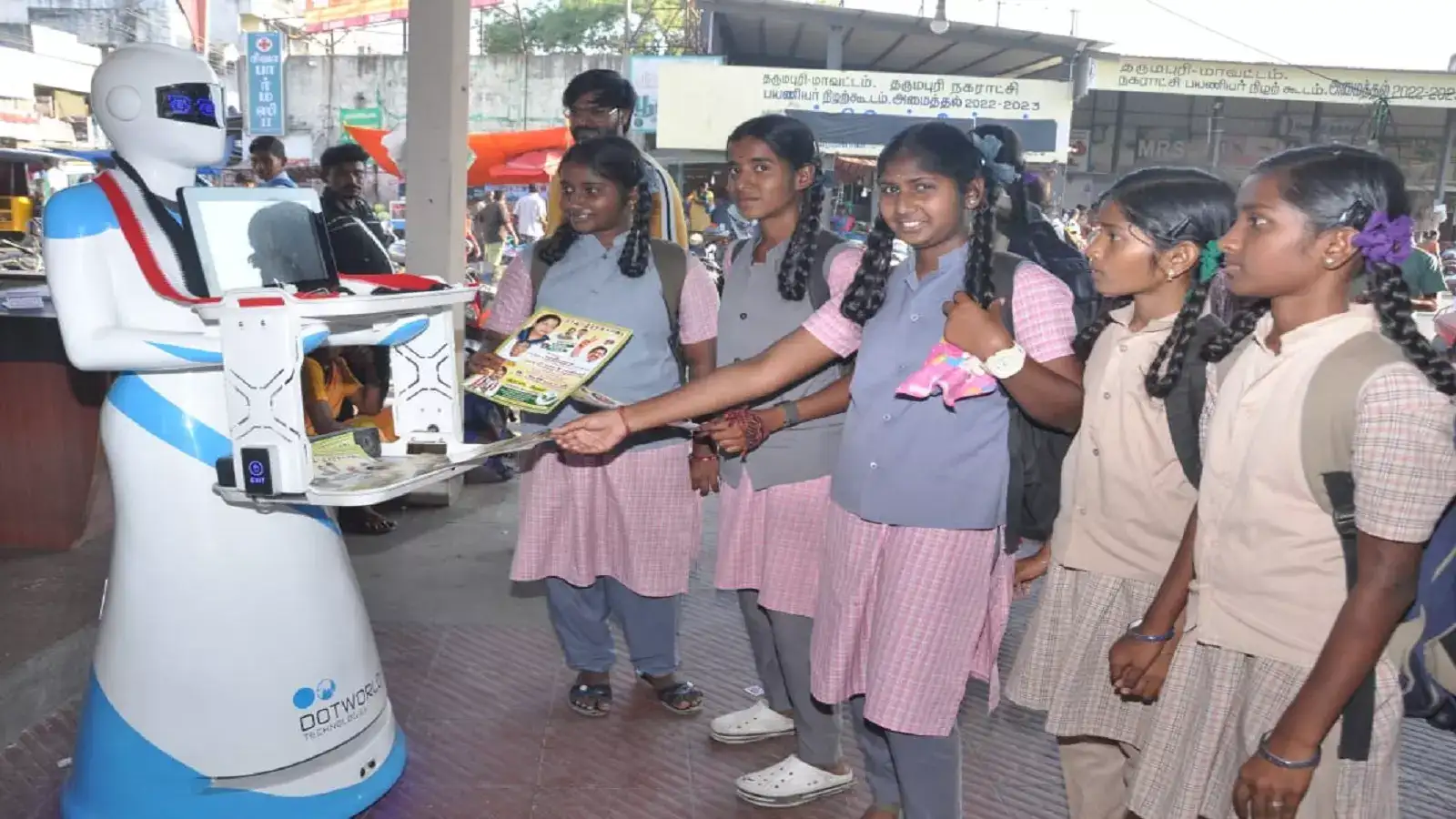 நவீன தொழில்நுட்பத்தை பயன்படுத்திய அதிமுக...வேட்பாளருக்காக வாக்கு சேகரிக்கும் ரோபோ! தர்மபுரியில் ருசீகரம்! 