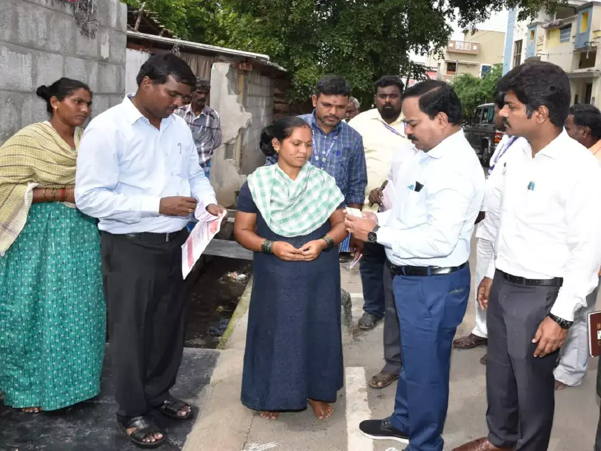 சேலத்தில் மகளிர் உரிமைத் தொகை... வீடுவீடாக டோக்கன், விண்ணப்பம் வழங்கும் பணி விறுவிறுப்பு! 