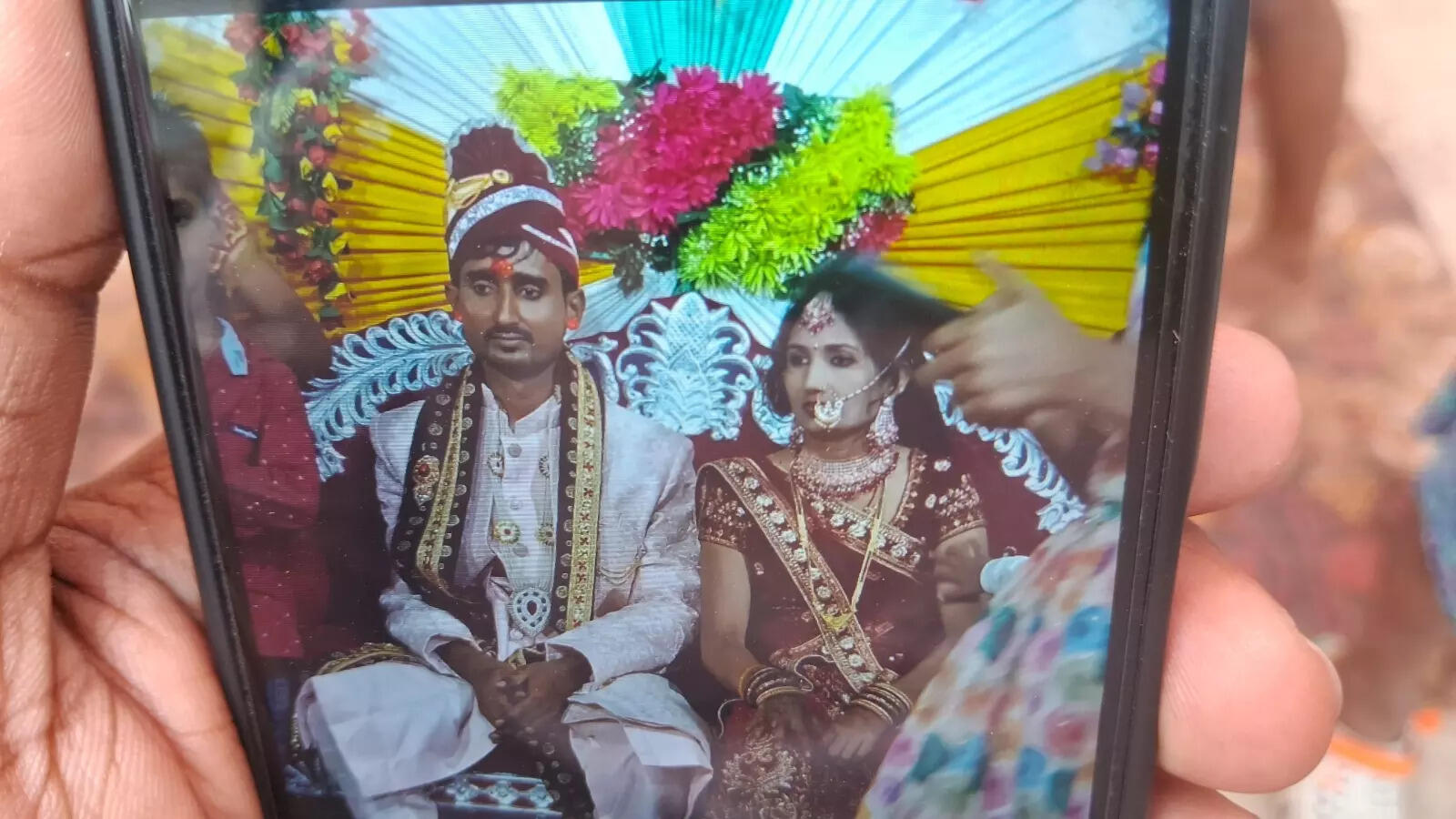 मंडप से दूल्हे का किडनैप, दुल्हन से मारपीट और लूट, लौंडा नाच पार्टी पर आरोप - Groom Kidnapped 6 बिहार में मंडप से दूल्हे को उठा ले गए किन्नर, दुल्हन के गहने भी लूटे, अब तक सब गायब - Bihar Kinnars Third Genders Create Ruckus At Wedding Kidnapped Groom Steal Brides