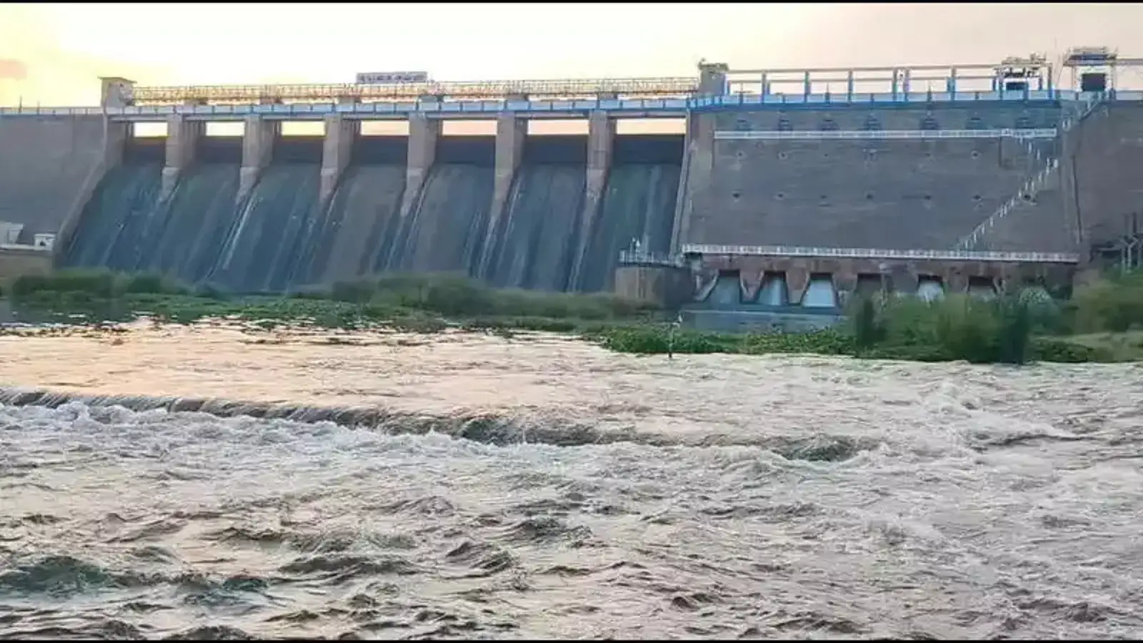 கள்ளழகர் வைகை ஆற்றில் இறங்கும் விழாவிற்காக வைகை அணையில் இருந்து தண்ணீர் திறப்பு! 