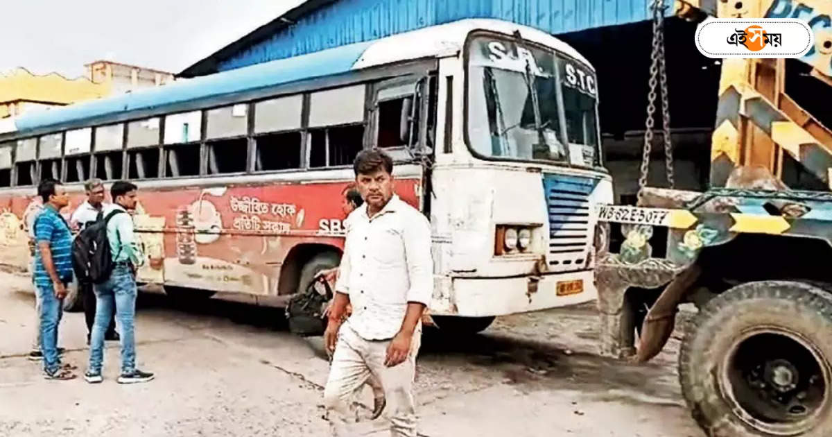 Sbstc Bus,ছুটছে চালকহীন বাস! আতঙ্কিত আসানসোল – asansol sbstc bus depot bus suddenly started moving without driver