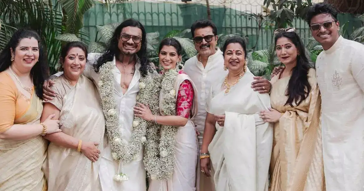 நிச்சயதார்த்தத்தில் அனைவர் கவனத்தையும் ஈர்த்தது வரலட்சுமியோ, மாப்பிள்ளையோ இல்ல, இந்த 2 பேர் தான் 