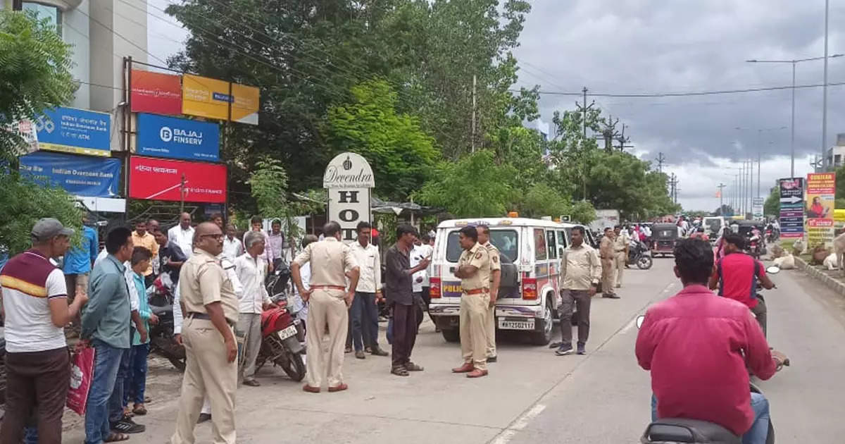 धक्कादायक! शेतकऱ्याने बँकेतून पीककर्ज काढले, रक्कम घेऊन जात असताना चोरट्यांनी साधला डाव