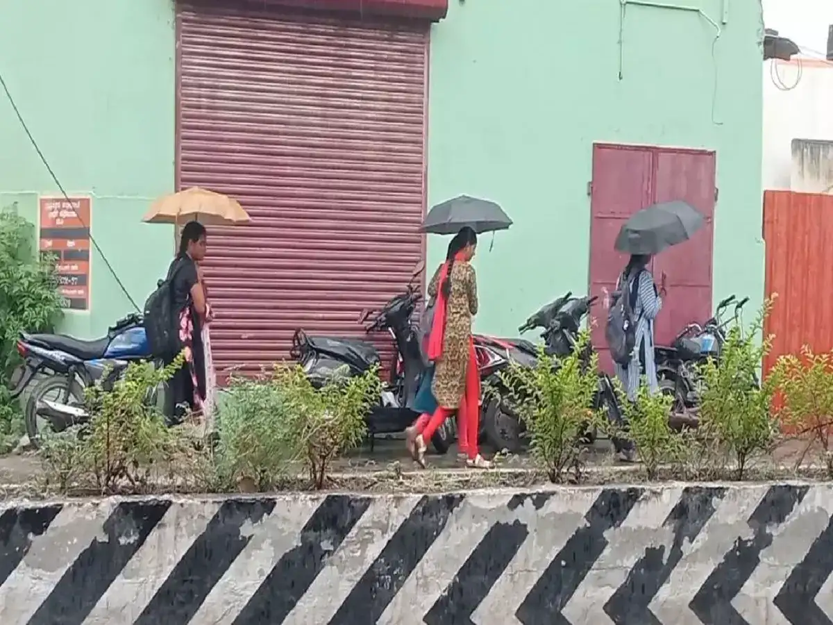 தூத்துக்குடியில் பல்வேறு பகுதிகளில் லேசான மழை 