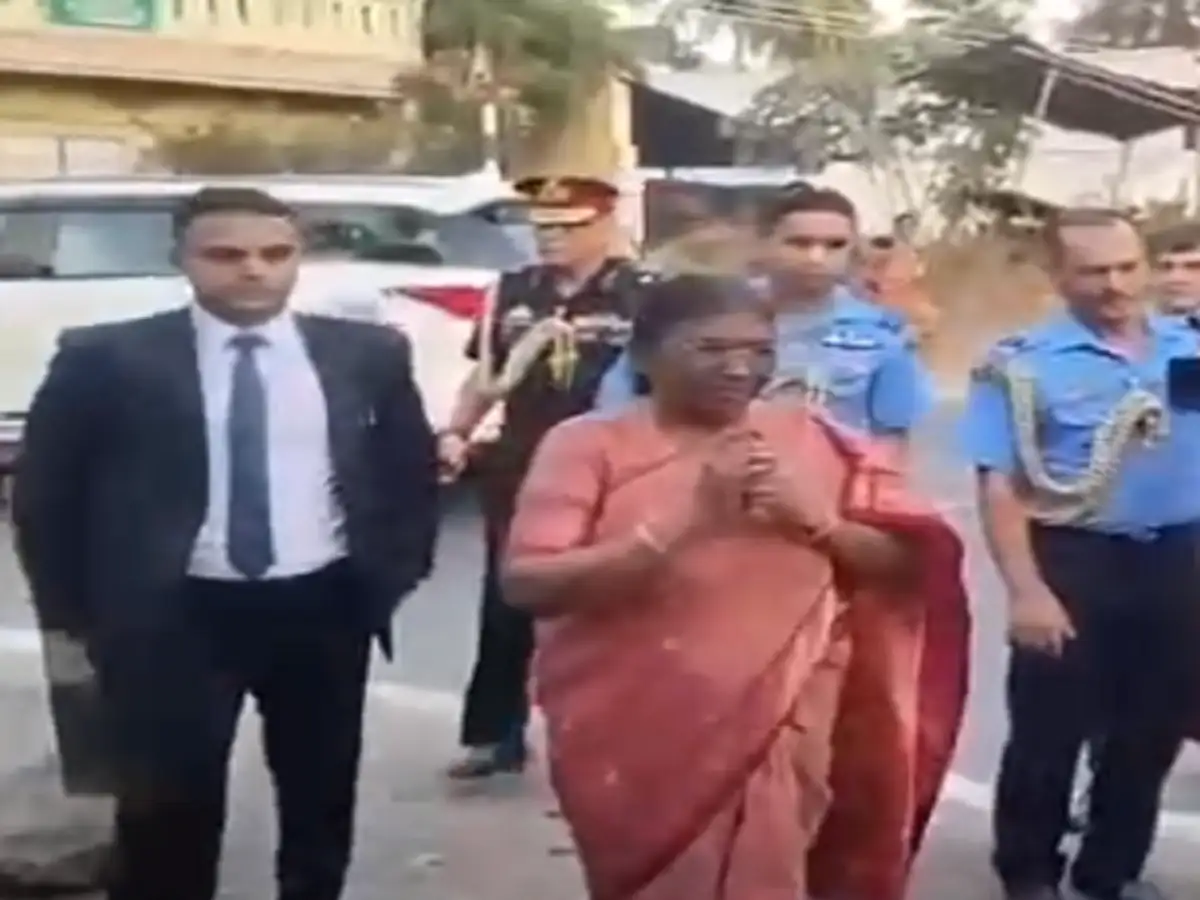 புதுச்சேரி; திடீரென காரில் இருந்து இறங்கிய குடியரசுத் தலைவர் திரௌபதி முர்மு! 