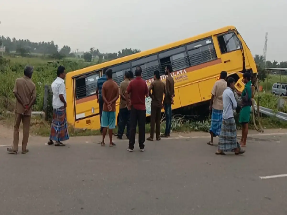 சாலையோர பள்ளத்தில் கவிழ்ந்த தனியார் பள்ளி பேருந்து; திருப்பூரில் பரபரப்பு! 