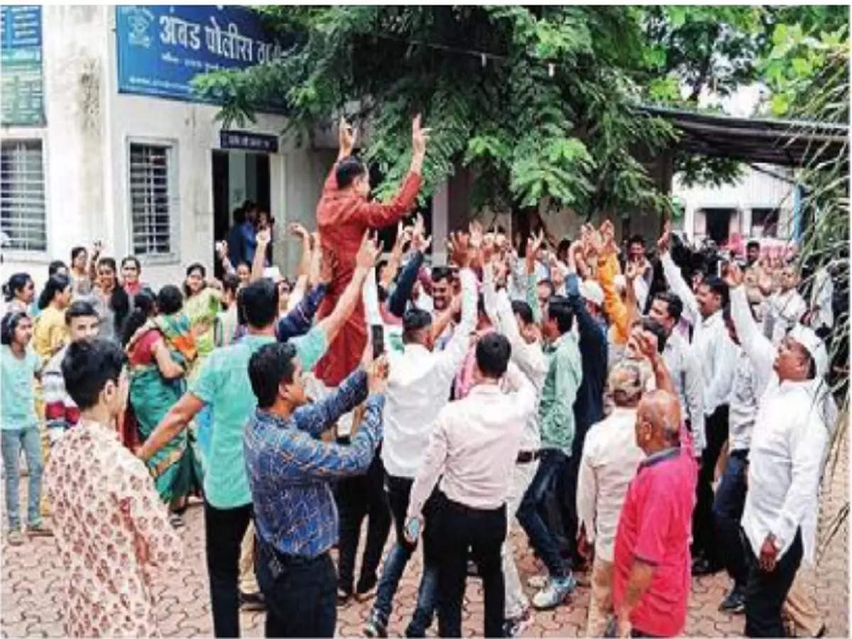 गणेश विसर्जन मिरवणुकीत थिरकले नाशिकचे पोलिसदादा; सनई-चौघडा अन् संबळच्या तालावर धरला ठेका