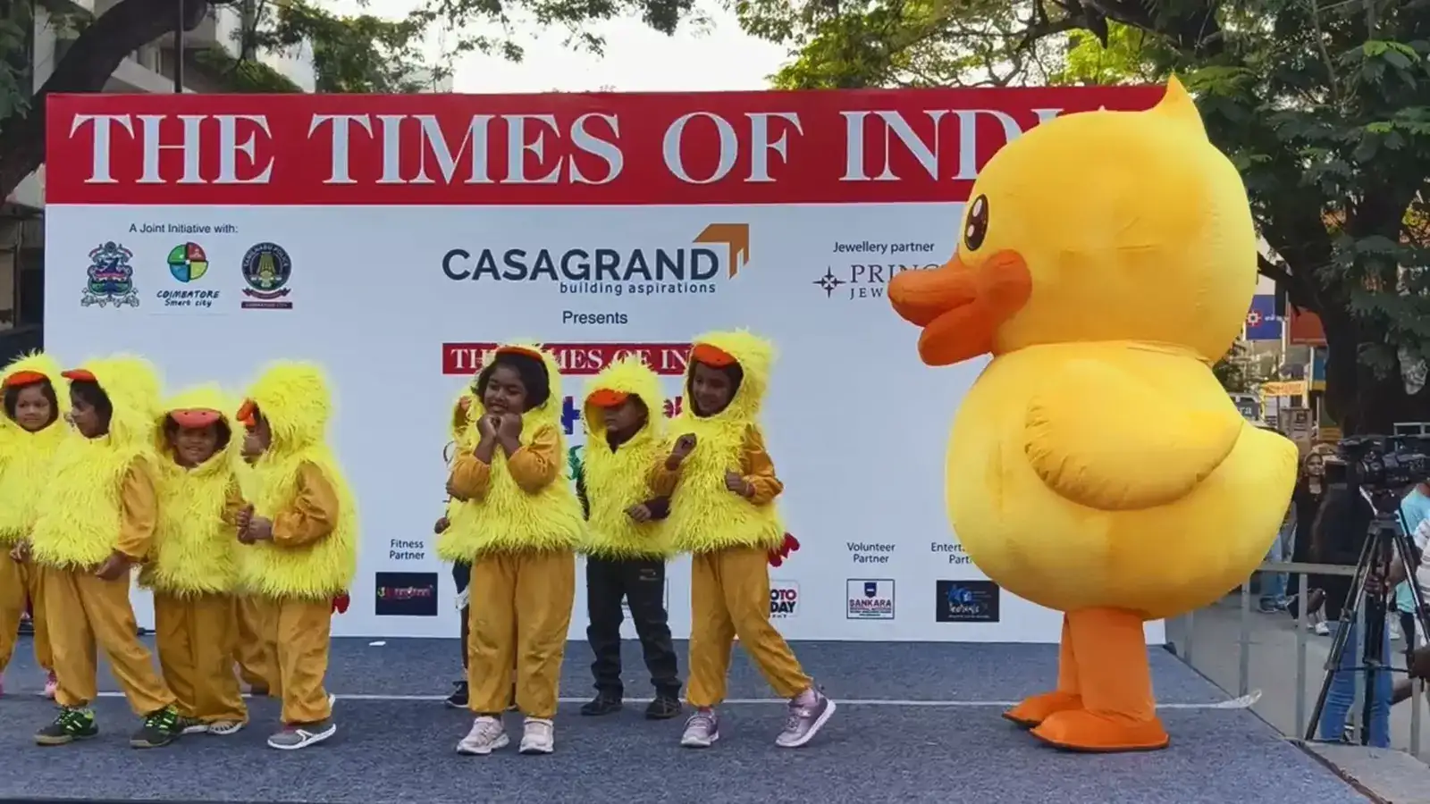 கோவையில் ஹாப்பி ஸ்ட்ரீட் நிகழ்ச்சி- தடுப்புகள் சாய்ந்ததால் குழந்தைகளுக்கு லேசான காயம்! 