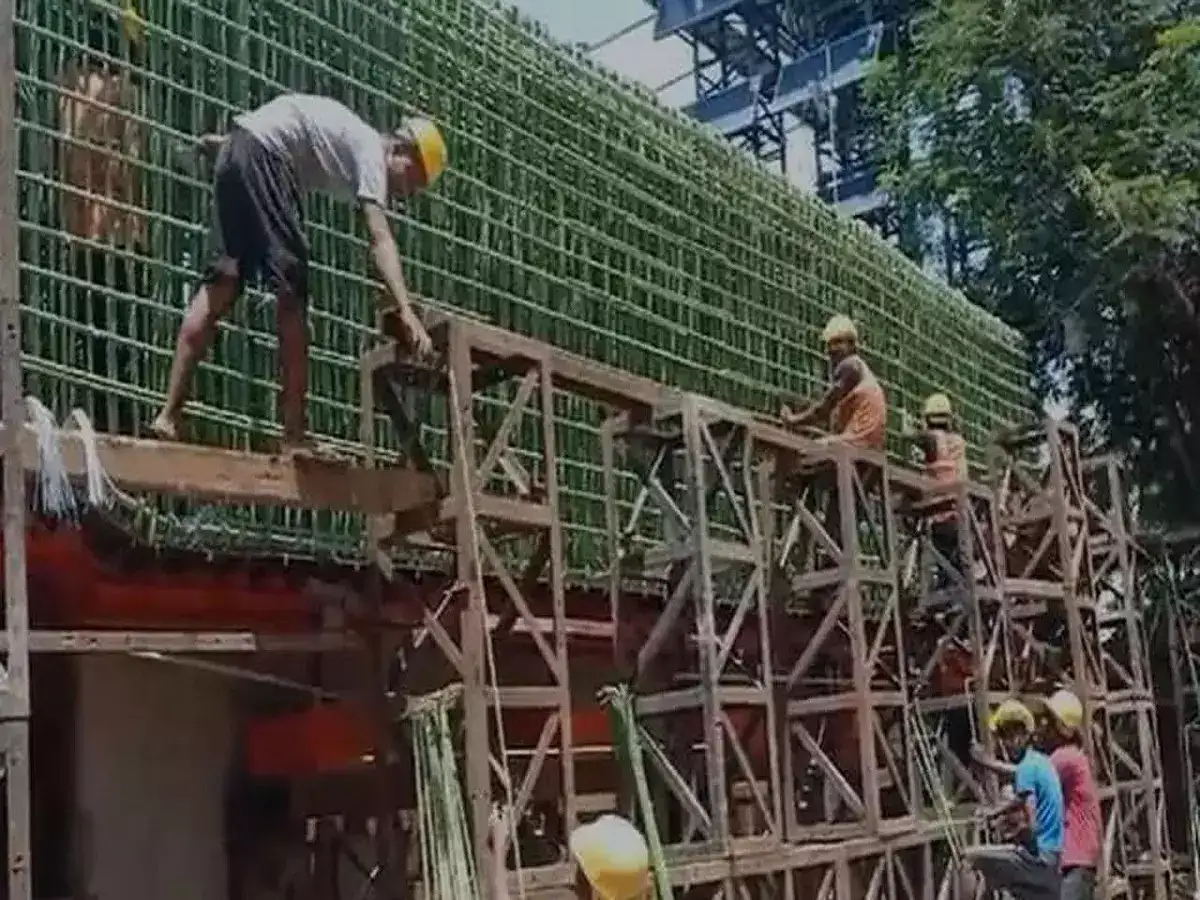 मुंबईतील गोखले पुलाची एक मार्गिका वर्षाअखेर खुली, पुलाच्या उभारणीसाठी ३३ बांधकामे पाडली जाणार मुंबईतील गोखले पुलाची एक मार्गिका वर्षाअखेर खुली, पुलाच्या उभारणीसाठी ३३ बांधकामे पाडली जाणार