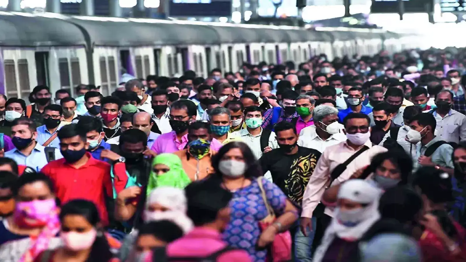 Mumbai Local: गोल्डन अवर वाया; १९ दिवसांत १०० प्रवाशांचा मृत्यू, मुंबई रेल्वेवरील धक्कादायक आकडेवारी Mumbai Local: गोल्डन अवर वाया; १९ दिवसांत १०० प्रवाशांचा मृत्यू, मुंबई रेल्वेवरील धक्कादायक आकडेवारी
