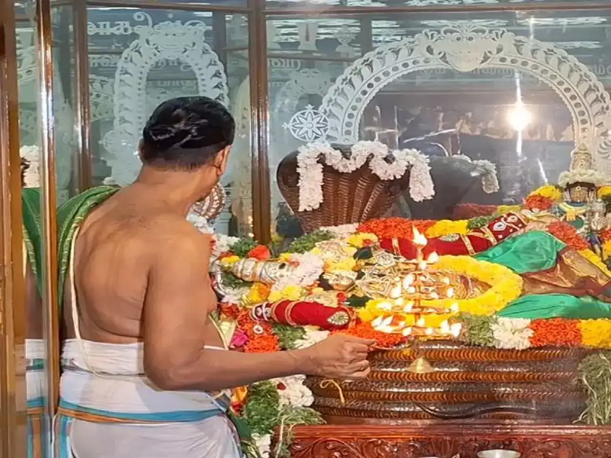 கள்ளக்குறிச்சி தில்லை கோவிந்தராஜ பெருமாள் கோயில்: கண்ணாடி அறை உற்சவம் 