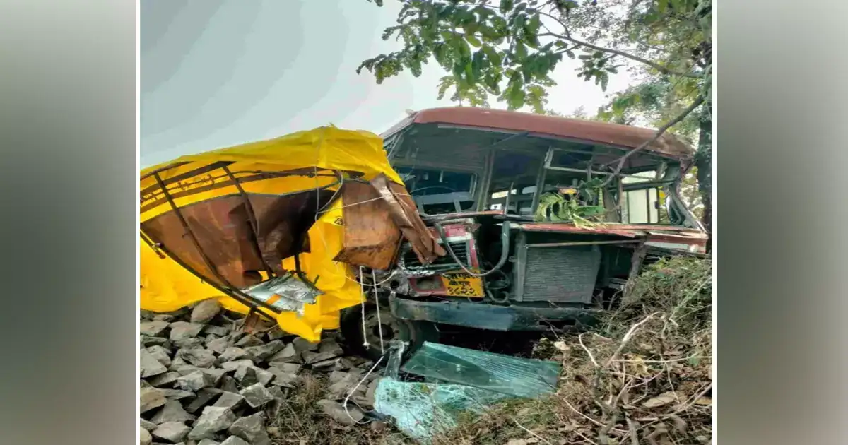 Buldhana Accident: एसटी बस-मालवाहू वाहनाची जोरदार धडक, भीषण अपघात चालक गंभीर, विद्यार्थीही जखमी Buldhana Accident: एसटी बस-मालवाहू वाहनाची जोरदार धडक, भीषण अपघात चालक गंभीर, विद्यार्थीही जखमी