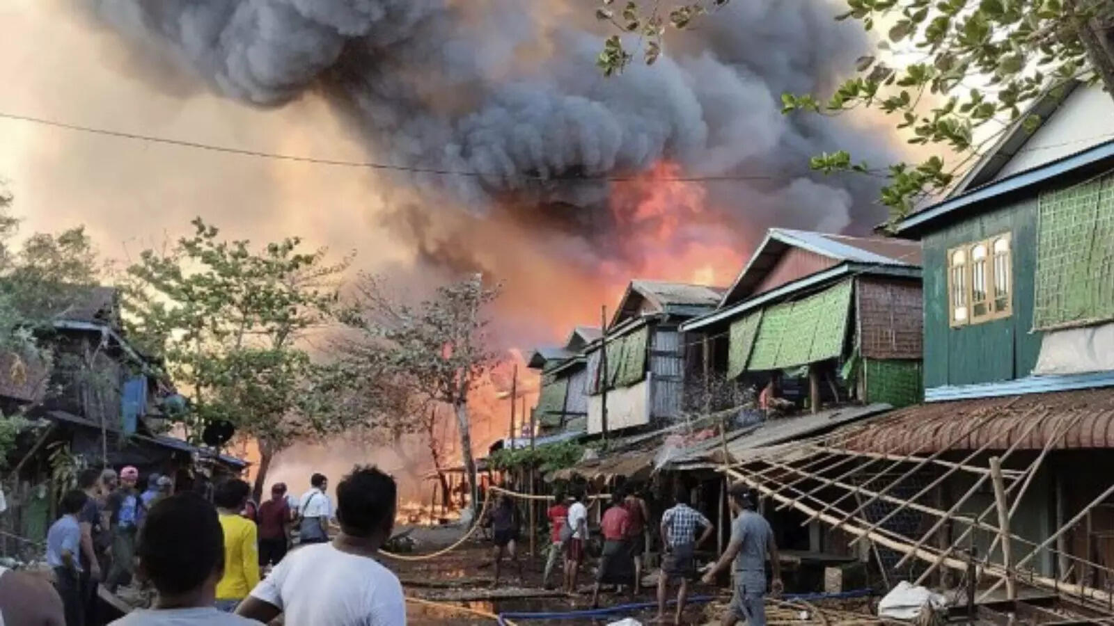 Myanmar Junta News,भारत के पड़ोस में स्कूल पर तानाशाह सेना की बमबारी, 17  छात्रों की मौत, 20 से अधिक घायल - myanmar military bombs school killing 17  children injuring 20 - Navbharat Times