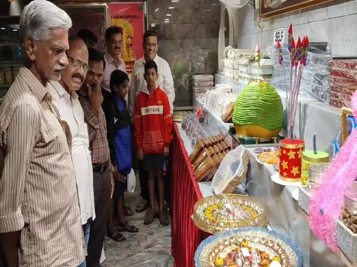 மயிலாடுதுறையில் ஸ்வீட்ஸ் கண்காட்சி: பட்டாசு வடிவில் கேக்குகள்! 