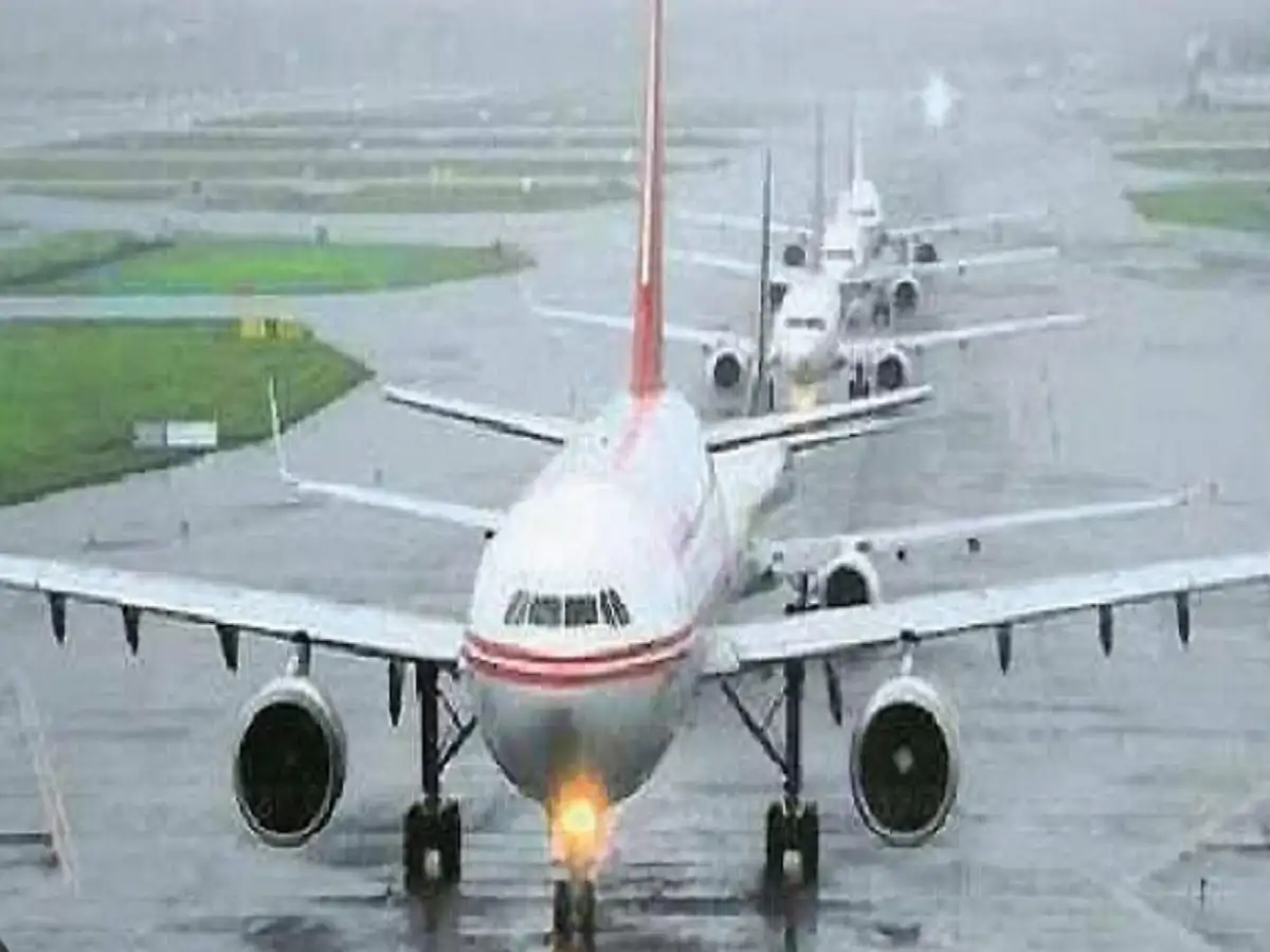 கனமழை; சென்னை விமான நிலையத்தில் இருந்து புறப்படும் 8 விமானங்கள் ரத்து! 