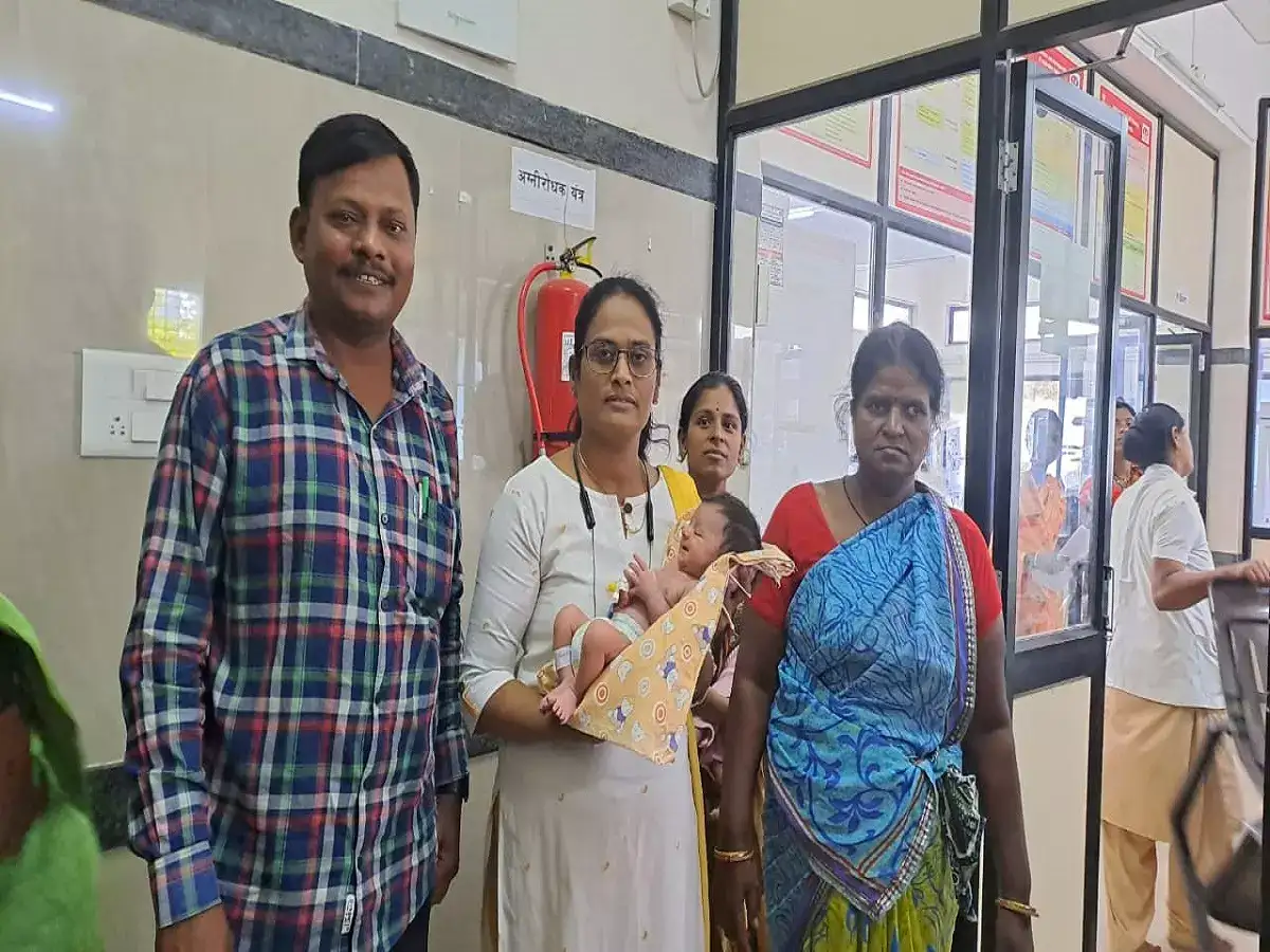 माता न तू वैरिणी! पाच दिवसांच्या बाळाला रेल्वेच्या स्वच्छतागृहात सोडलं, नंदीग्राम एक्स्प्रेसमध्ये खळबळ माता न तू वैरिणी! पाच दिवसांच्या बाळाला रेल्वेच्या स्वच्छतागृहात सोडलं, नंदीग्राम एक्स्प्रेसमध्ये खळबळ