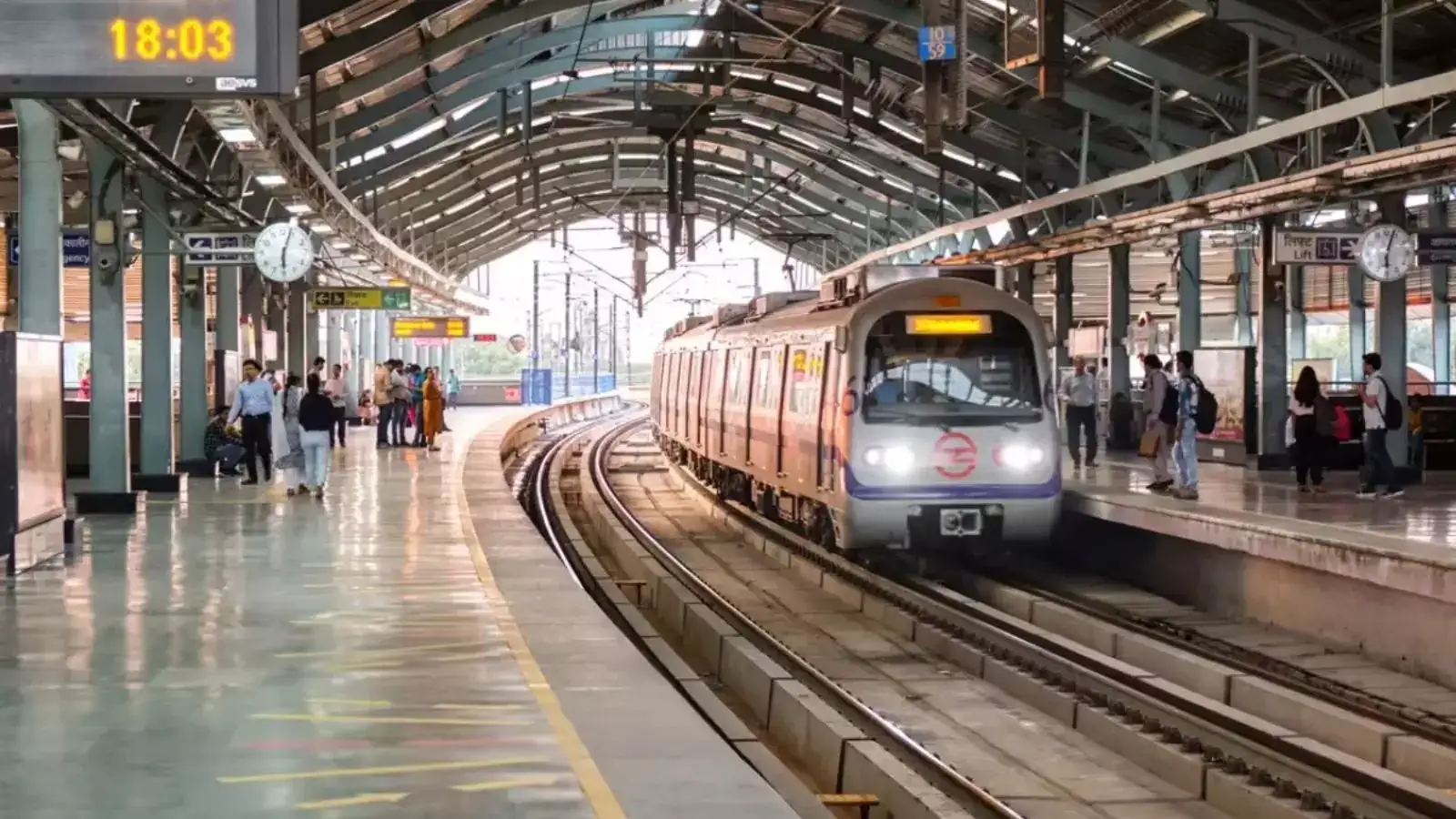 Delhi Metro News,स्टील की रेलिंग और बैरियर... मेट्रो स्टेशनों के ...