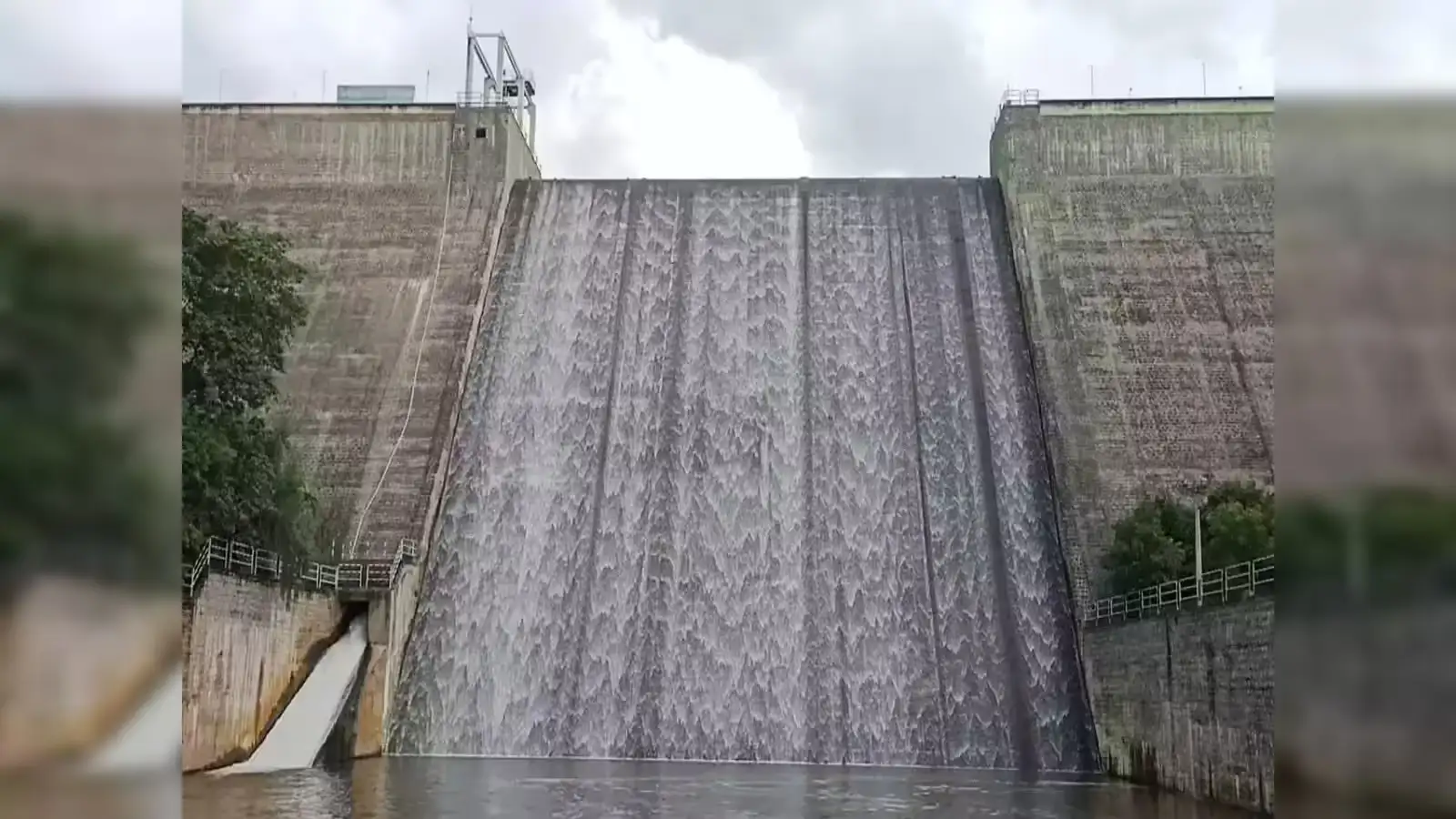 கனமழை எதிரொலி: நிரம்பி வழியும் தேனி சோத்துப்பாறை அணை! கண்காணிப்பு பணியில் அதிகாரிகள் 