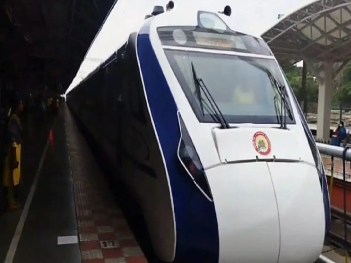 பள்ளி மற்றும் கல்லூரிகளுக்கு தொடர் விடுமுறை; சேலம் வந்தடைந்த வந்தே பாரத் சிறப்பு ரயில்! 