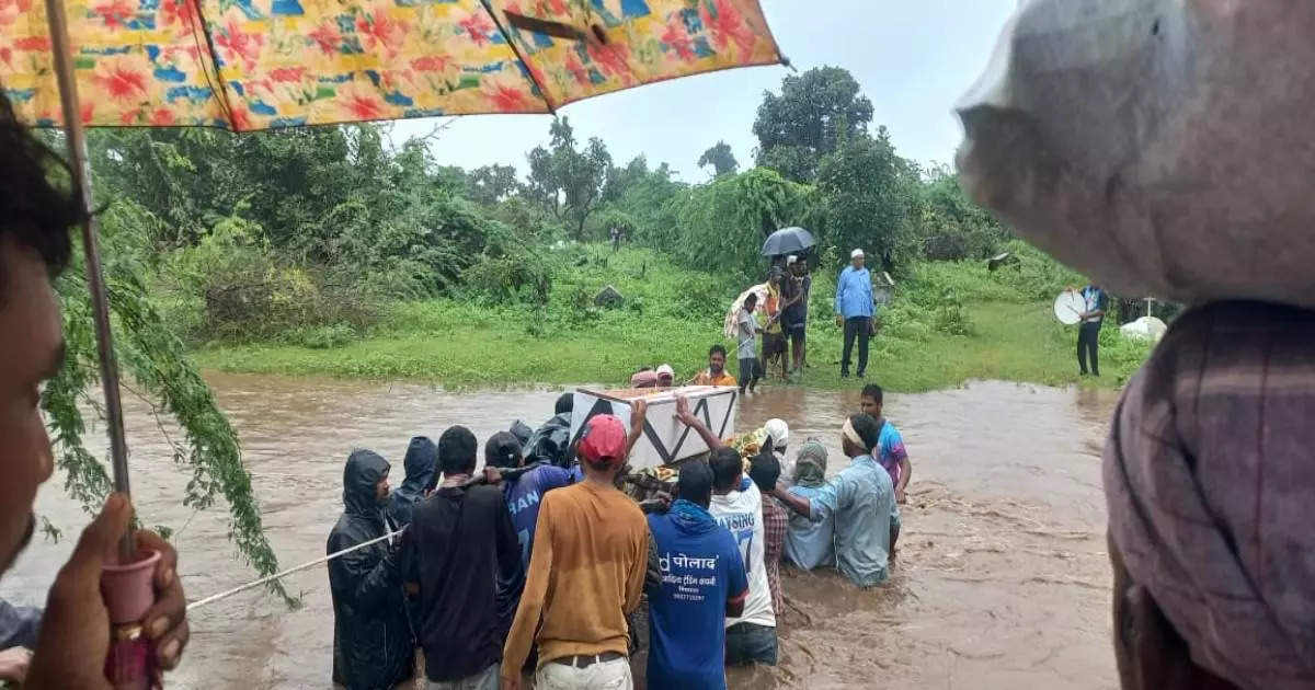 वाहत्या नाल्यातून दोरीच्या साहाय्याने नेली अंत्ययात्रा, नंदुरबार जिल्ह्यातील भयानक वास्तव