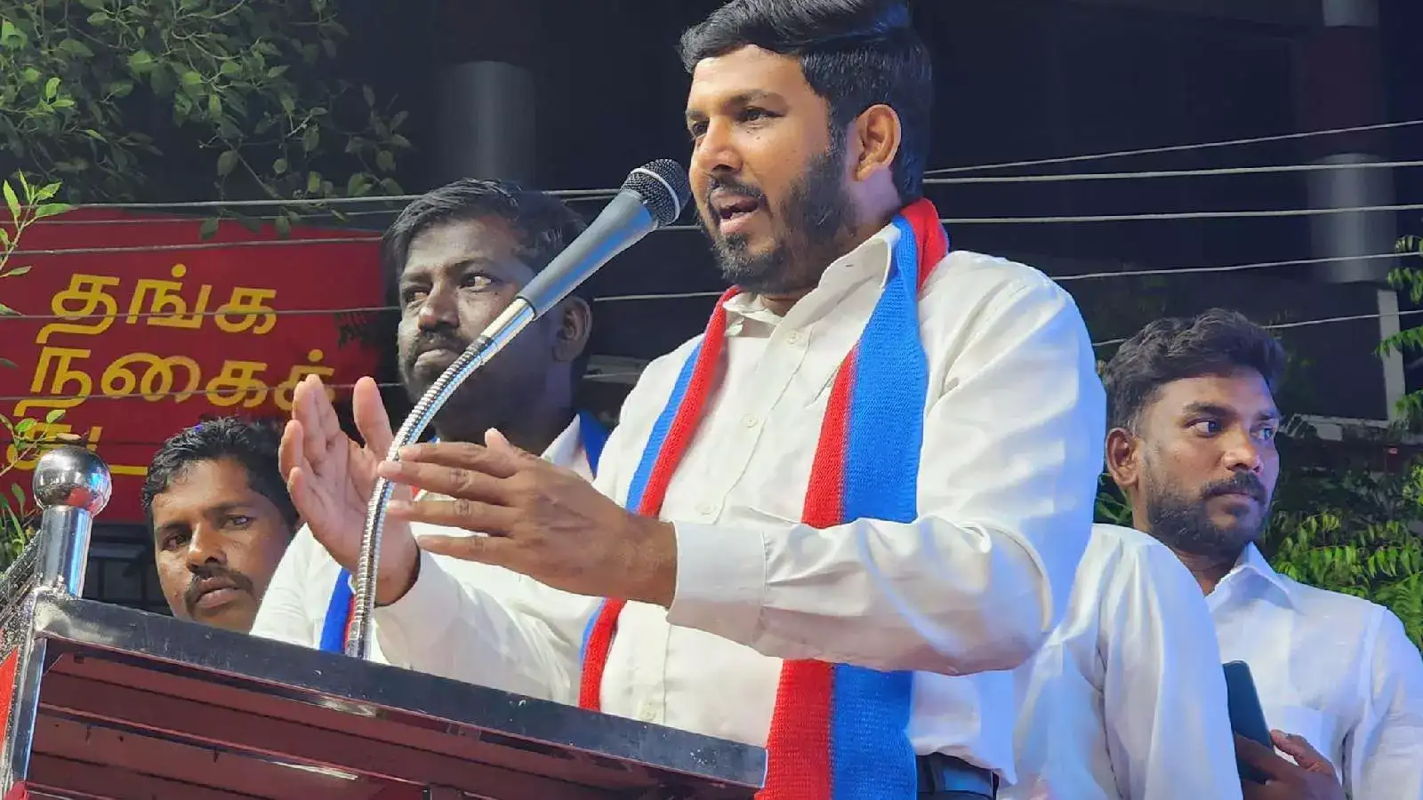 விஜய்க்கு சினிமா கவர்ச்சியால் கூட்டம் கூடியது... ஆளூர் ஷநவாஸ் பரபரப்பு பேட்டி! 