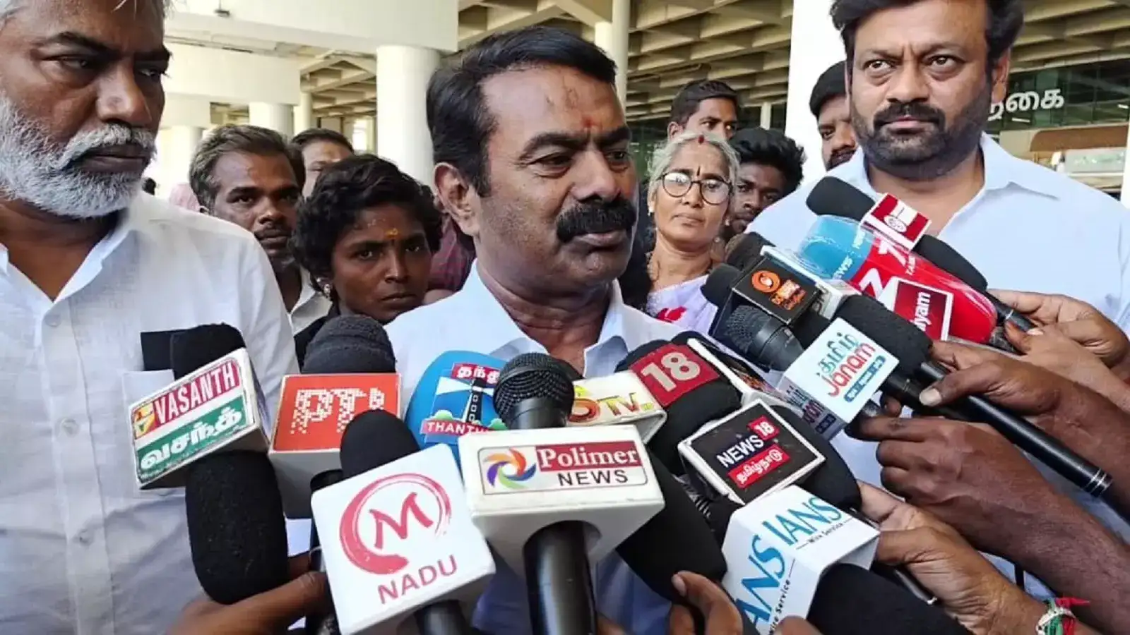 நாட்டில் நிறைய பேர் வேலை வெட்டி இல்லாமல் இருக்கிறார்கள்-விஜயை மீண்டும் சீண்டிய சீமான்! 