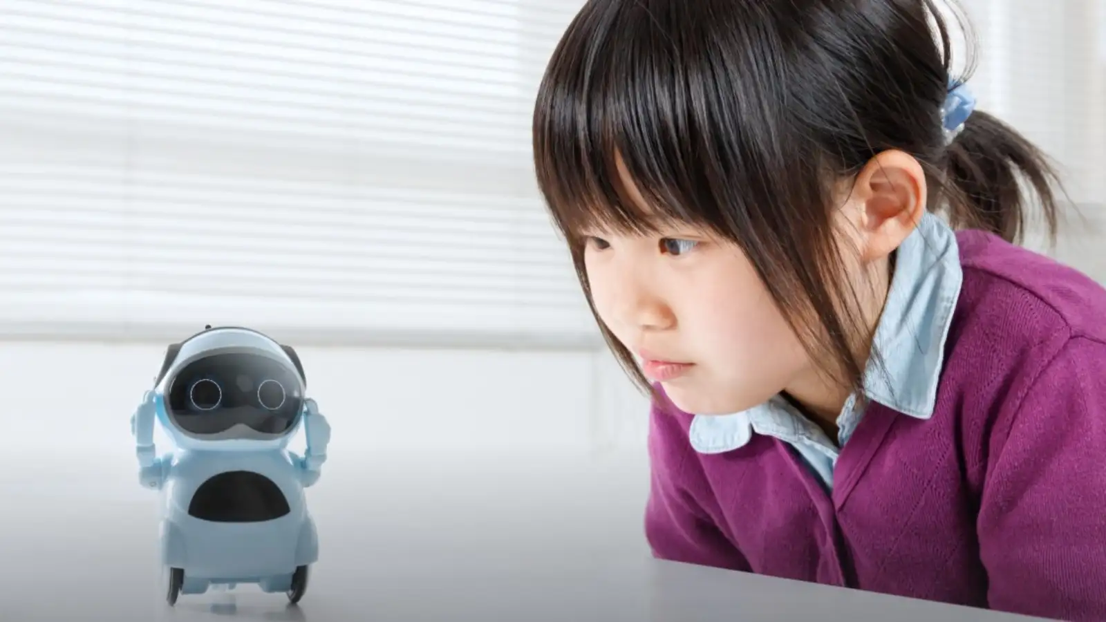 AI रोबोट था 'बेस्ट फ्रेंड' लेकिन गिरकर टूट गया, दम तोड़ते-तोड़ते 6 साल की  बच्ची को कही इमोशनल बात - ai robot gets farewell from six year old chinese  girl emotional story -