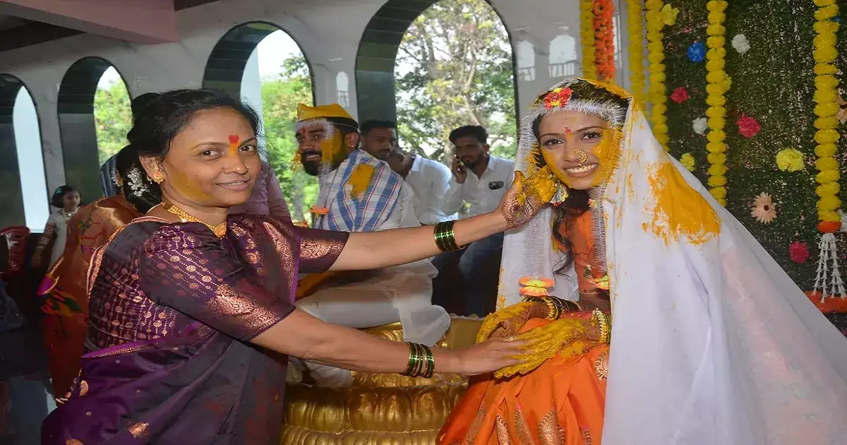 २१ वर्षांनी कपाळावर कुंकू, हाती हिरवा चुडा; मुलीच्या लग्नात सासरच्या मंडळींनी दिलं वीरपत्नीला ‘सौभाग्याचं लेणं’ २१ वर्षांनी कपाळावर कुंकू, हाती हिरवा चुडा; मुलीच्या लग्नात सासरच्या मंडळींनी दिलं वीरपत्नीला ‘सौभाग्याचं लेणं’