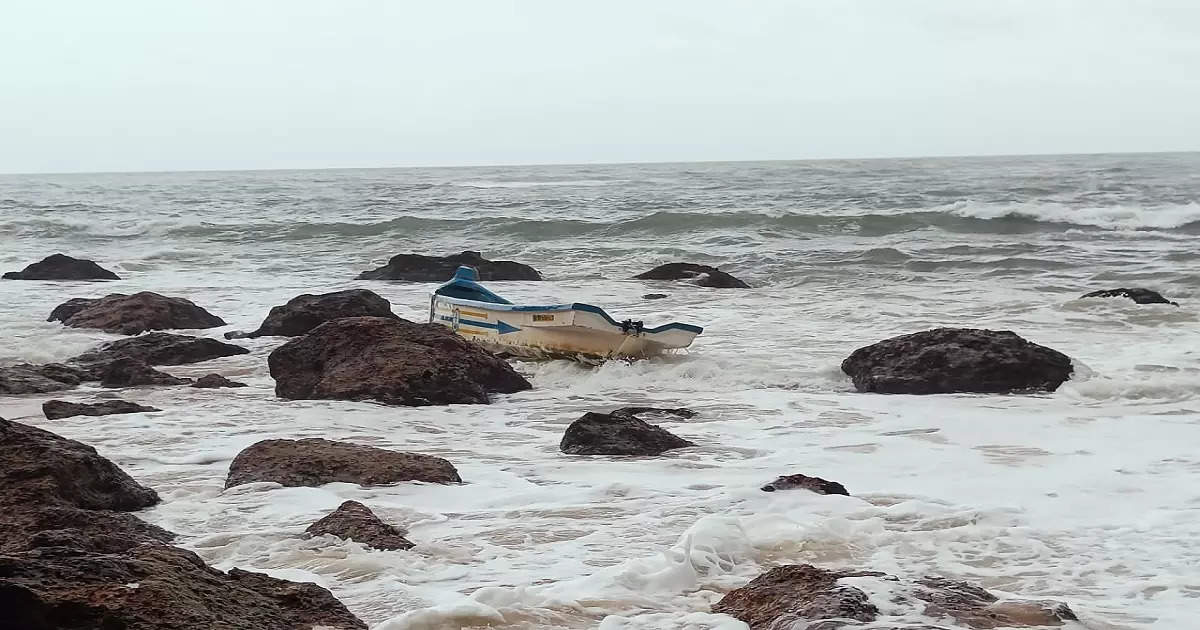 समुद्राला उधाण, जाळी बोटीच्या पंख्याला अडकली, मच्छीमार बोटीबाहेर फेकले गेले, अन् मग