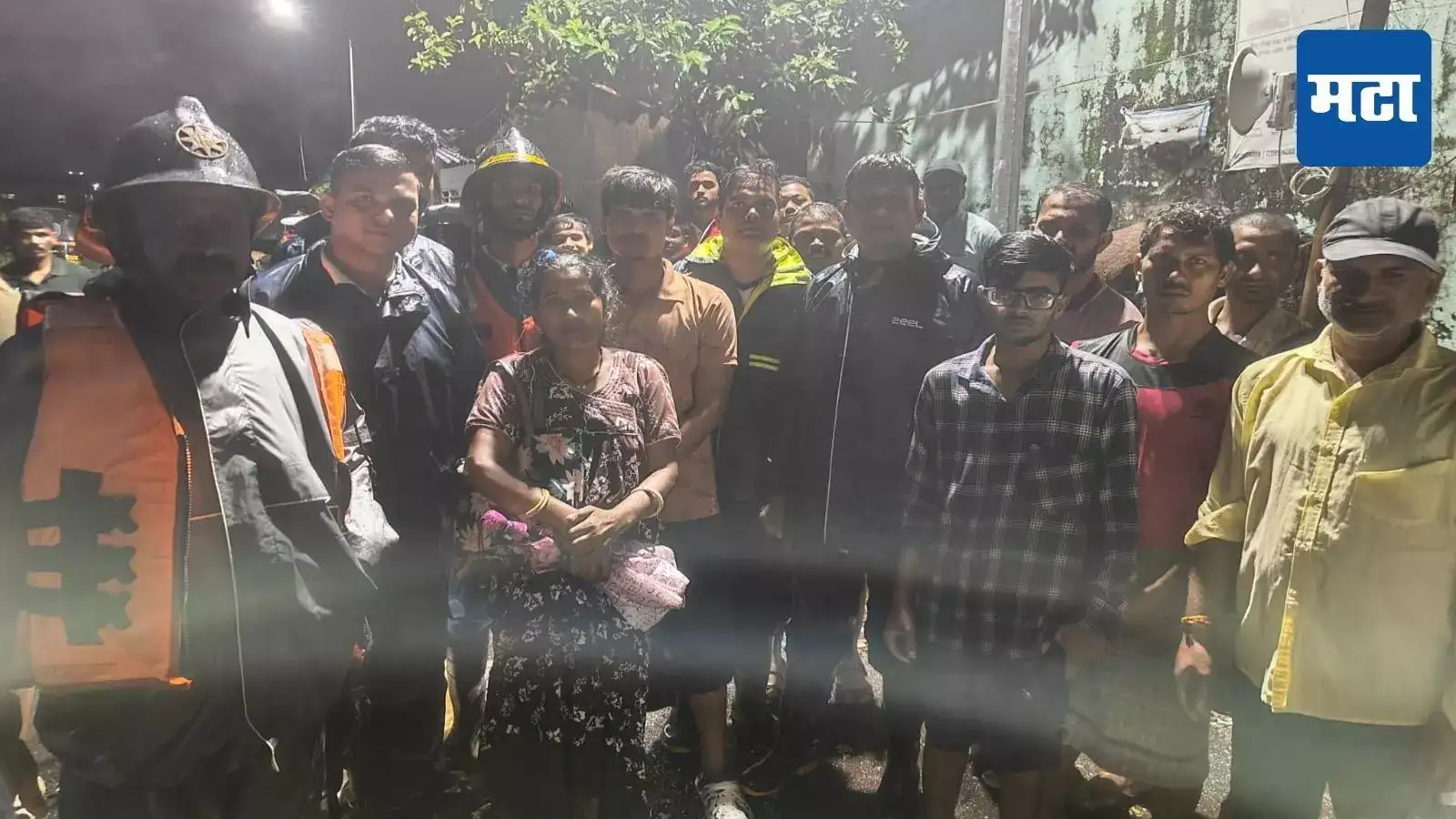 Thane News : पावसाच्या पाण्याने घेरलं, पण चोरीच्या भीतीने घरातच ठाण मांडलं, दिव्यात अग्निशमन दलामुळे अनर्थ टळला, १३ जणांची सुटका Thane News : पावसाच्या पाण्याने घेरलं, पण चोरीच्या भीतीने घरातच ठाण मांडलं, दिव्यात अग्निशमन दलामुळे अनर्थ टळला, १३ जणांची सुटका