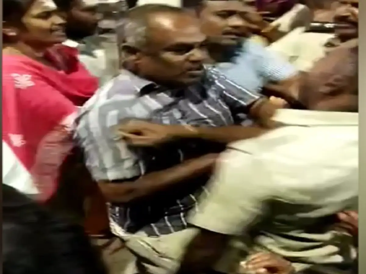 திண்டுக்கல்....பழனி தண்டாயுதபாணி திருக்கோவிலில் பக்தருடன் கோவில் பாதுகாவலர் அடிதடி! 