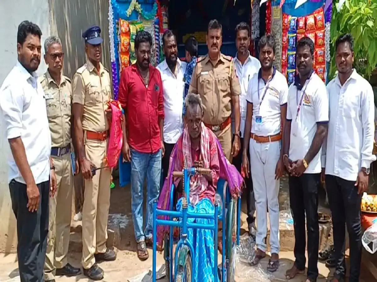 மயிலாடுதுறையில் மாற்றுத்திறனாளிக்கு பெட்டிக்கடை வைத்து உதவிய இளைஞர்கள்! 