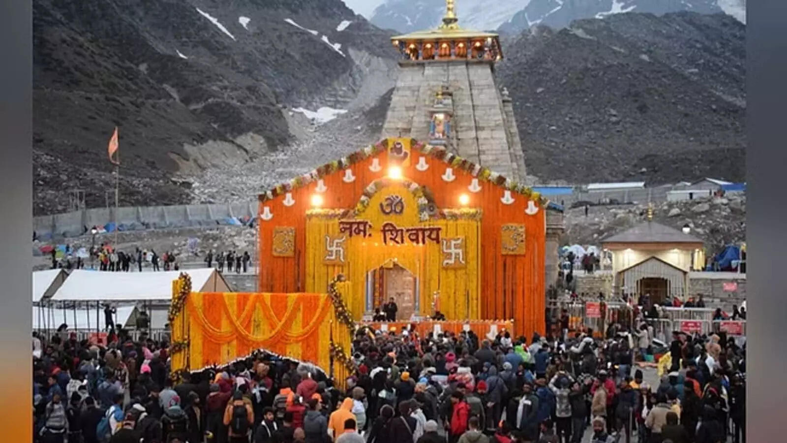 खुल गए केदारनाथ के कपाट, भव्य तैयारी के बीच श्रद्धालुओं ने लगाया जयकारा,  अक्षय तृतीया पर चारधाम यात्रा शुरू - kedarnath mandir kapat door opens  yamunotri gangotri chardham yatra uttarakhand begins on akshay tritiya news  - Navbharat Times