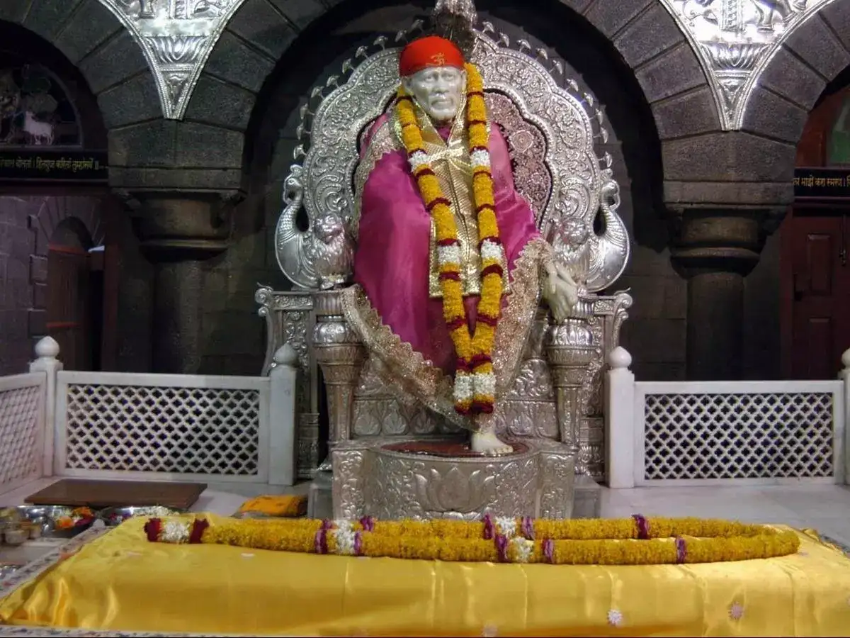 शिर्डीकरांच्या विरोधानंतर सरकार नमले; साईबाबा समाधी मंदिराची सुरक्षा आता CISF कडे नाही, तर… शिर्डीकरांच्या विरोधानंतर सरकार नमले; साईबाबा समाधी मंदिराची सुरक्षा आता CISF कडे नाही, तर…