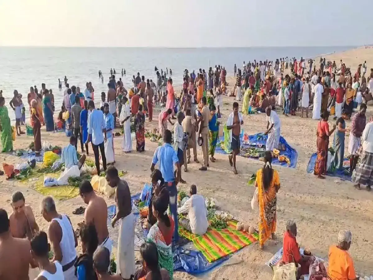 ஆடி அமாவாசை: காமேஸ்வரம் கடற்கரையில் முன்னோர்களுக்கு திதி! 