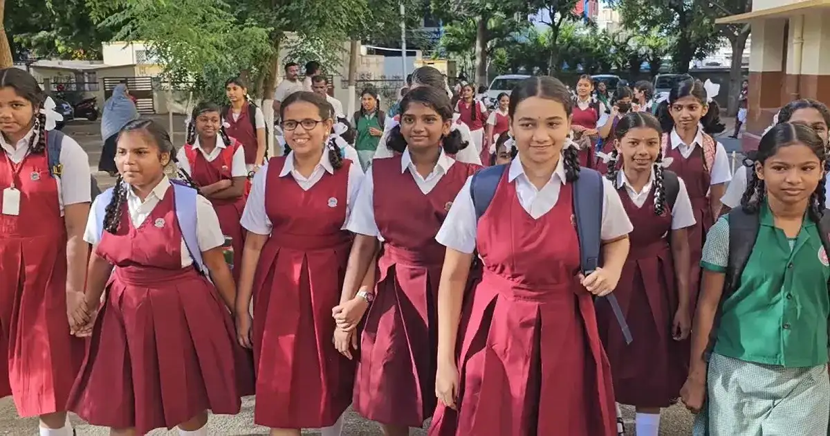 கோவையில் இன்று பள்ளிகள் திறப்பு: ஆர்வத்துடன் கிளம்பிச் சென்ற பள்ளி மாணவர்கள்..! 