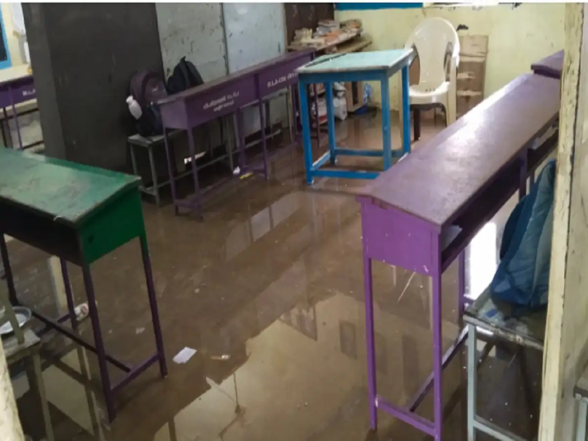 விழுப்புரம் அருகே பள்ளி வகுப்பறைக்குள் புகுந்த மழை நீர்...கண்டுகொள்ளாத மாவட்ட நிர்வாகம்! 