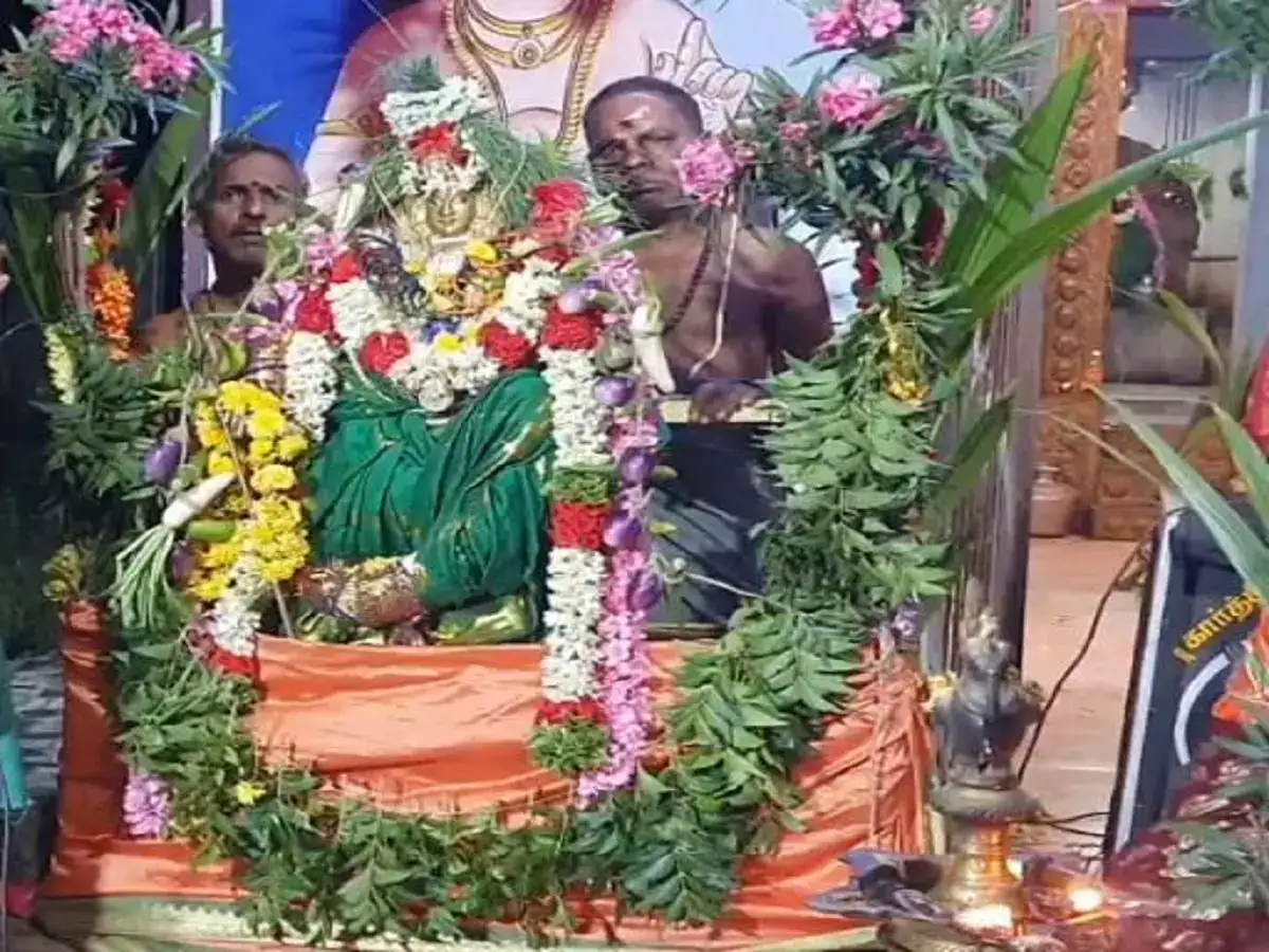 நவராத்திரி விழா: வல்லவ கணபதி கோவிலில் ஊஞ்சல் உற்சவம் 