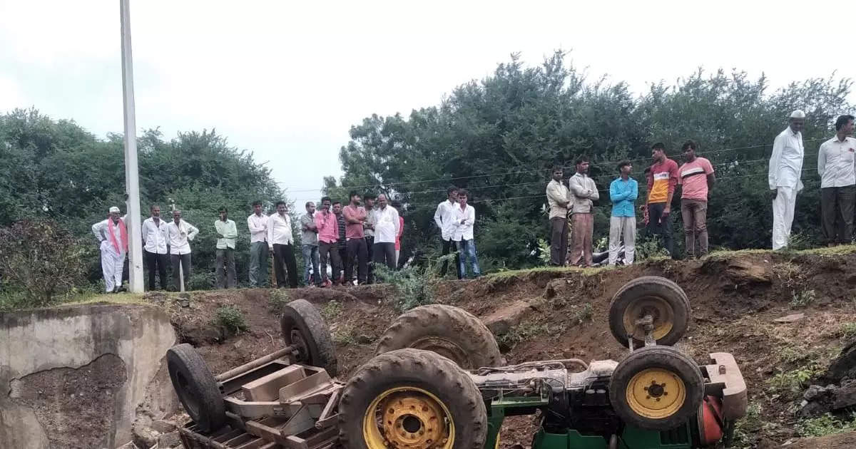 रील तयार करत होता, ट्रॅक्टरचा वेग वाढला अन् अनर्थ घडला, चालकाचा जागीच मृत्यू