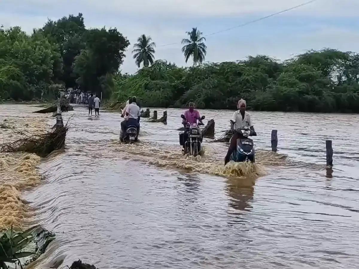 கோமுகி ஆற்றில் வெள்ளப்பெருக்கு: ஆபத்தை உணராமல் செல்லும் வாகன ஓட்டிகள் 