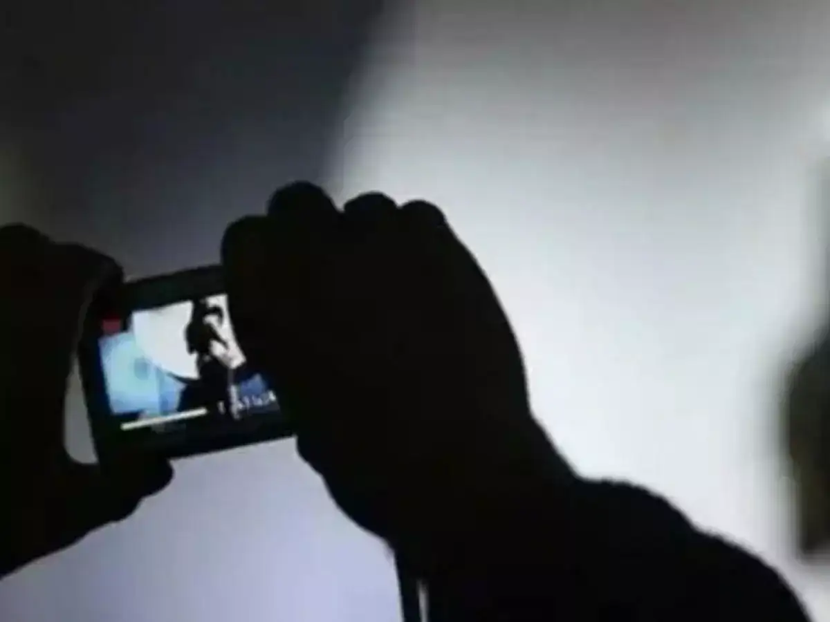 காதலியை முதலாளிக்கு விருந்தாக்க நினைத்த காதலன்... அந்தரங்க வீடியோ காட்டி மிரட்டல்.. தட்டி தூக்கிய போலீஸ்! 