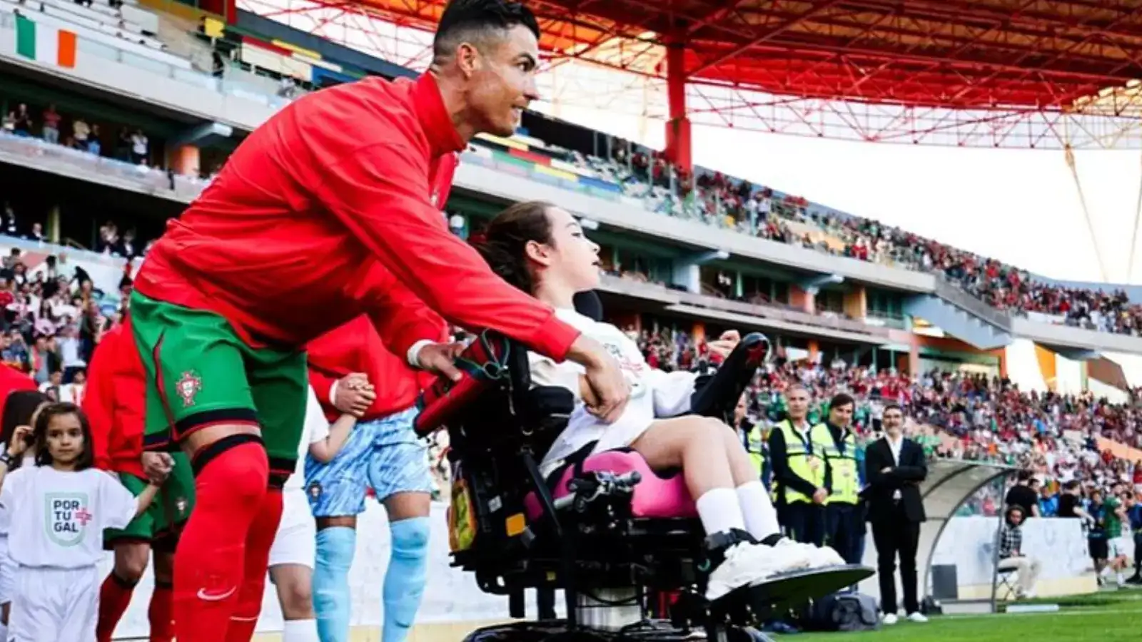 Cristiano Ronaldo: ரொனால்டோ செய்த விஷயம்..குவியும் பாராட்டுக்கள்..போட்டியை மட்டுமல்லாமல் மனதையும் வென்ற லெஜெண்ட்..! 