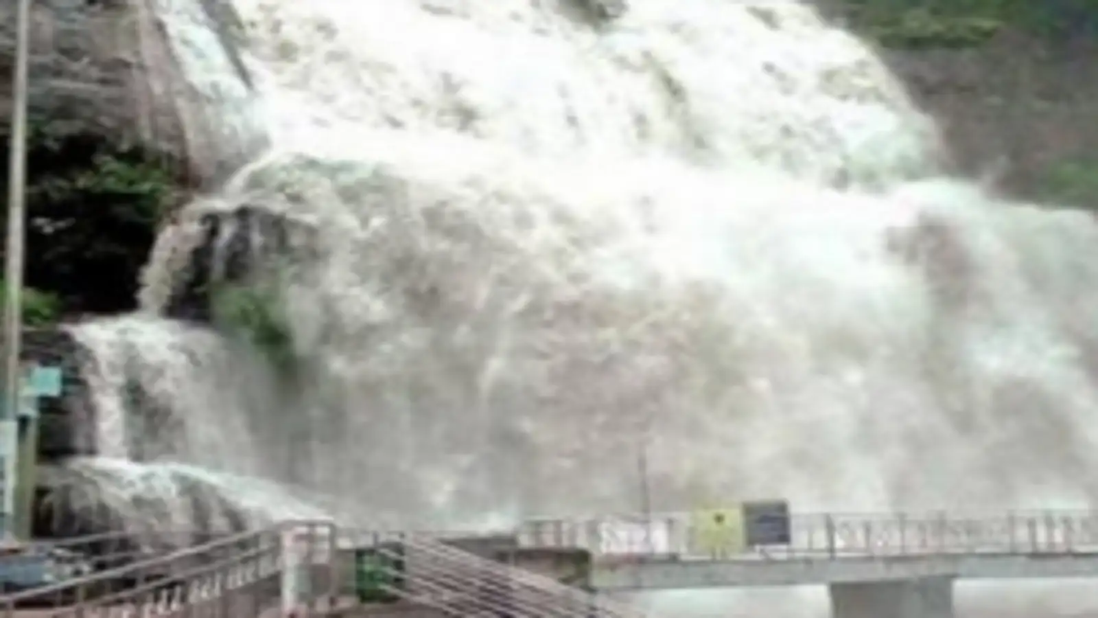 குற்றால அருவியில் காற்றாற்று வெள்ளம்; சுற்றுலாப் பயணிகள் குளிக்க இரண்டாவது நாளாக தடை! 