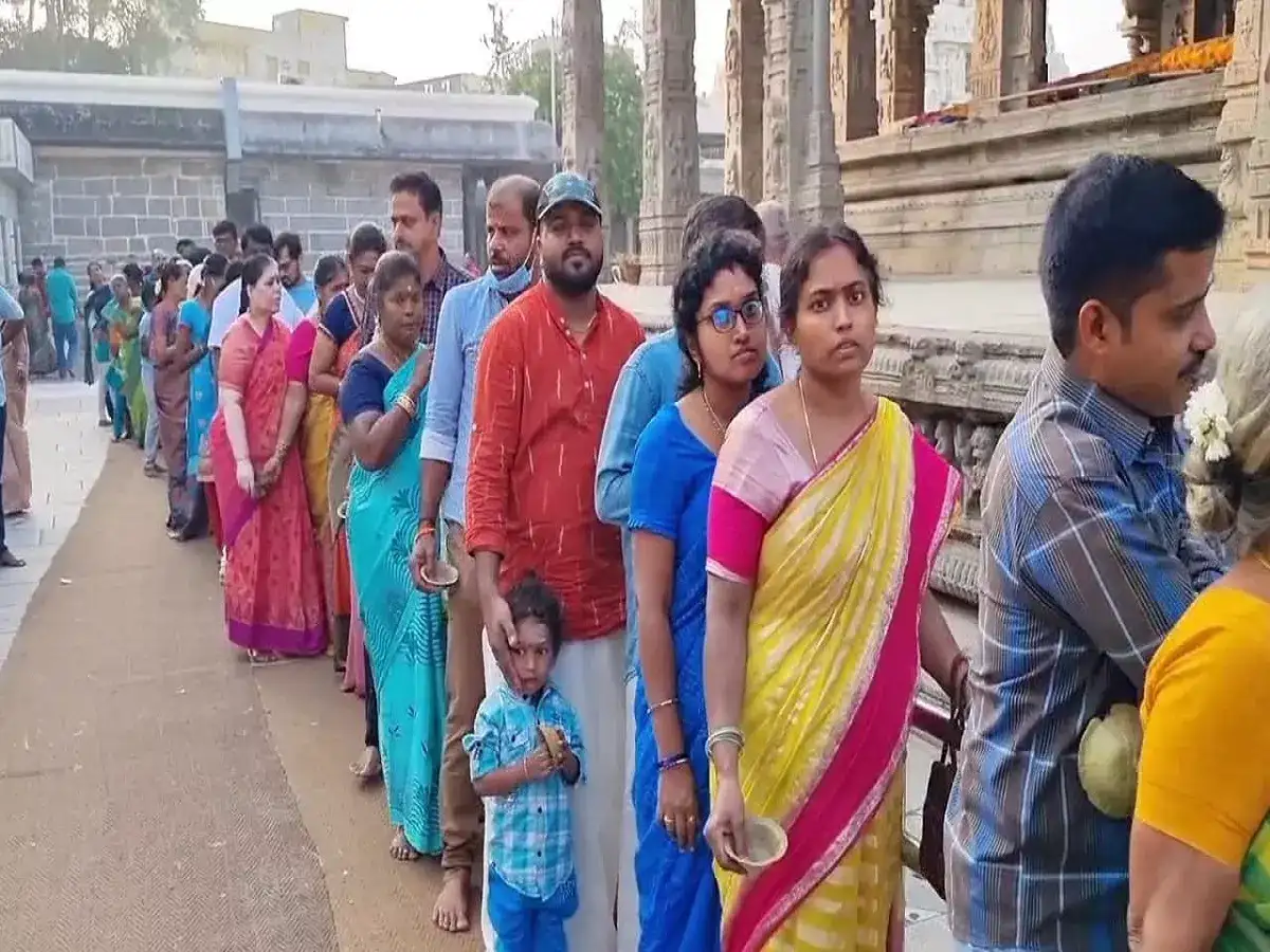 புத்தாண்டு: காஞ்சி காமாட்சியம்மன் கோவிலில் குவியும் பக்தர்கள்! 