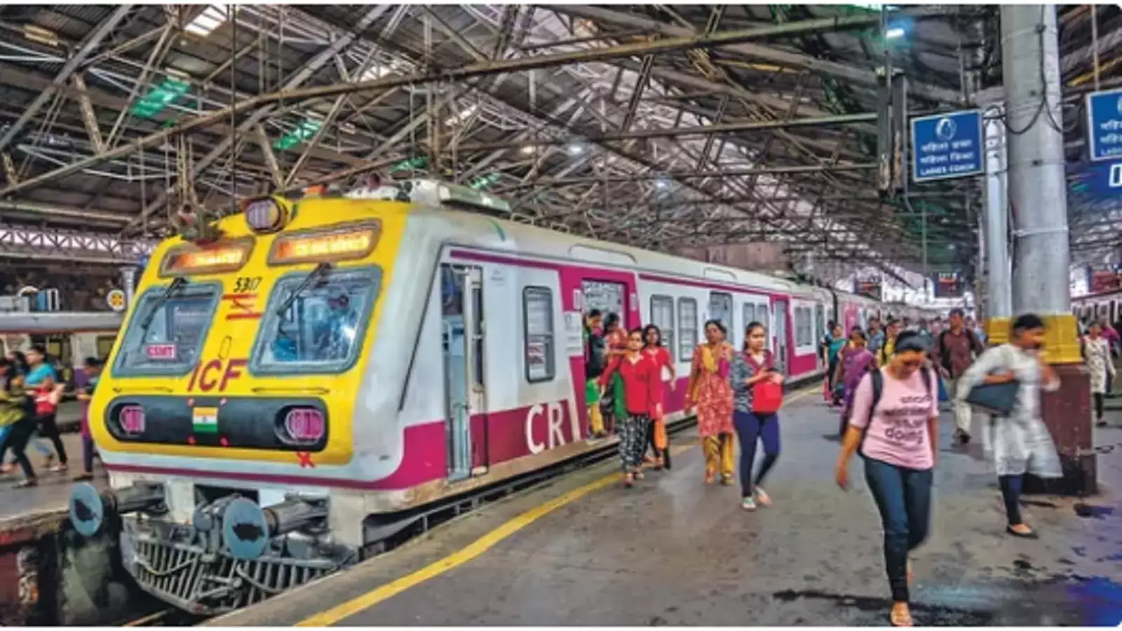 Mumbai Local Train: वाढीव लोकल हव्यात? गाड्या बदलत राहा! मध्य रेल्वे प्रशासनाचा अजब अभ्यास अहवाल Mumbai Local Train: वाढीव लोकल हव्यात? गाड्या बदलत राहा! मध्य रेल्वे प्रशासनाचा अजब अभ्यास अहवाल