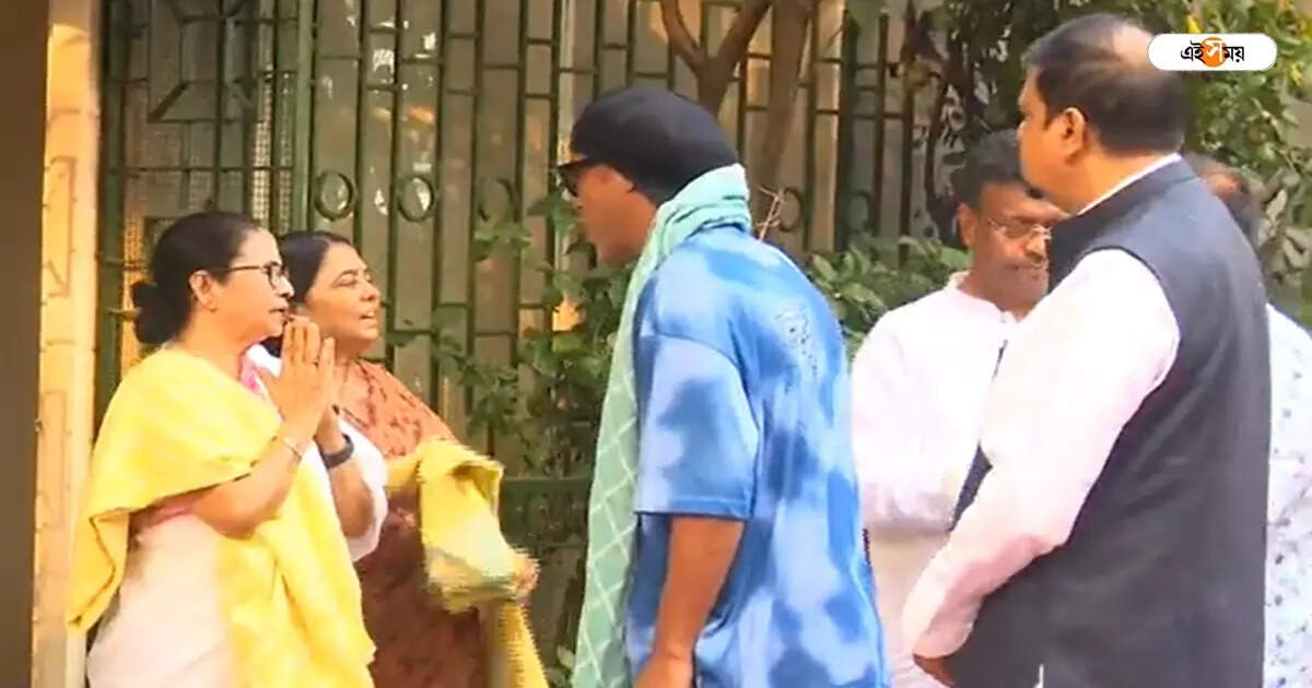 শ্রীভূমি ঘুরে মমতার দুয়ারে রোনাল্ডিনহো, জার্সির বদলে পেলেন ফুটবল শ্রীভূমি ঘুরে মমতার দুয়ারে রোনাল্ডিনহো, জার্সির বদলে পেলেন ফুটবল